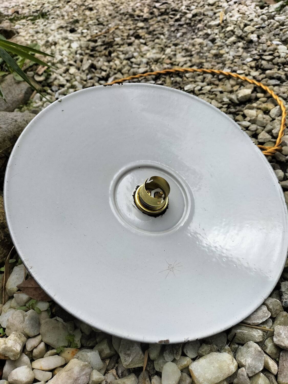 3 enamelled sheet metal suspensions