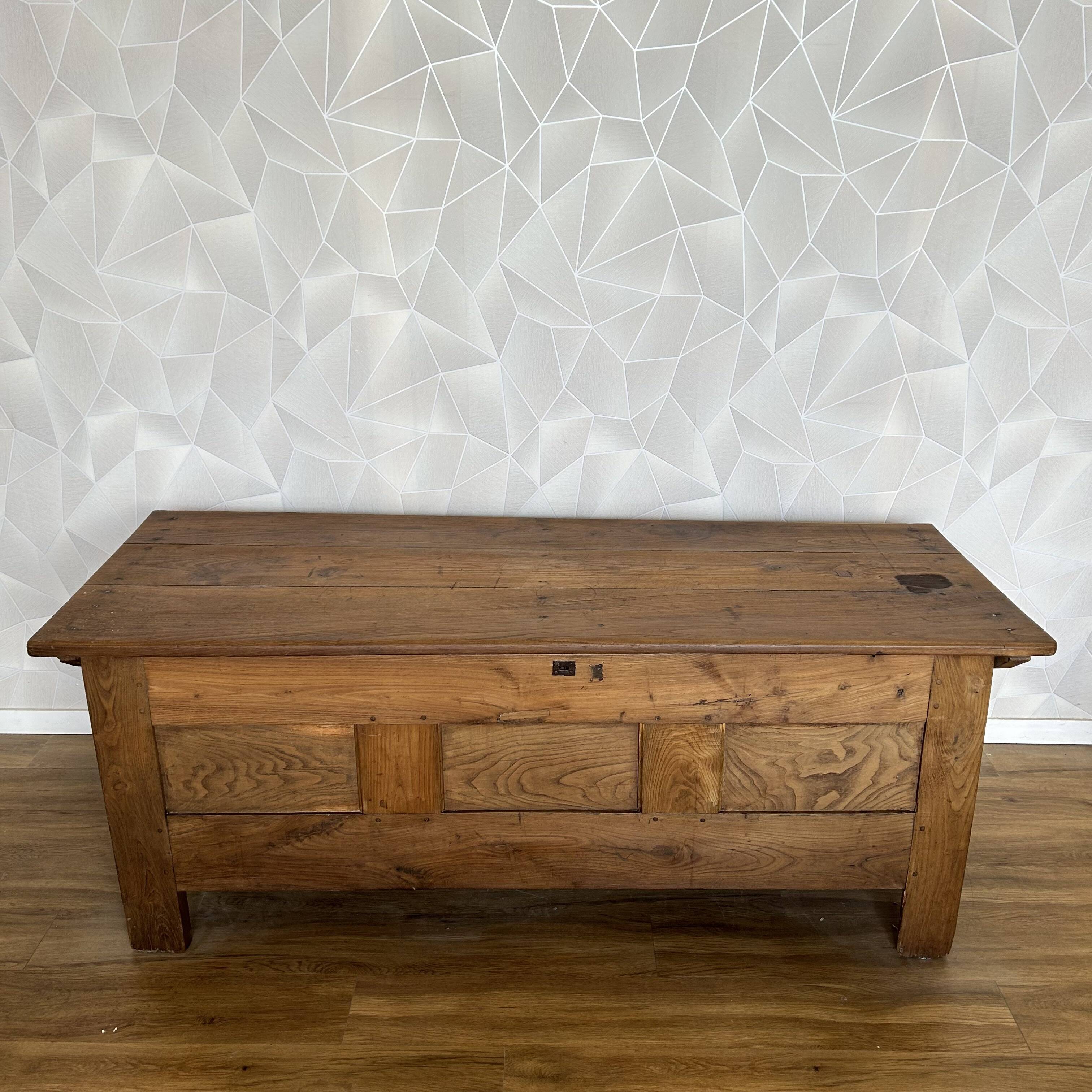 Chest in solid stripped oak