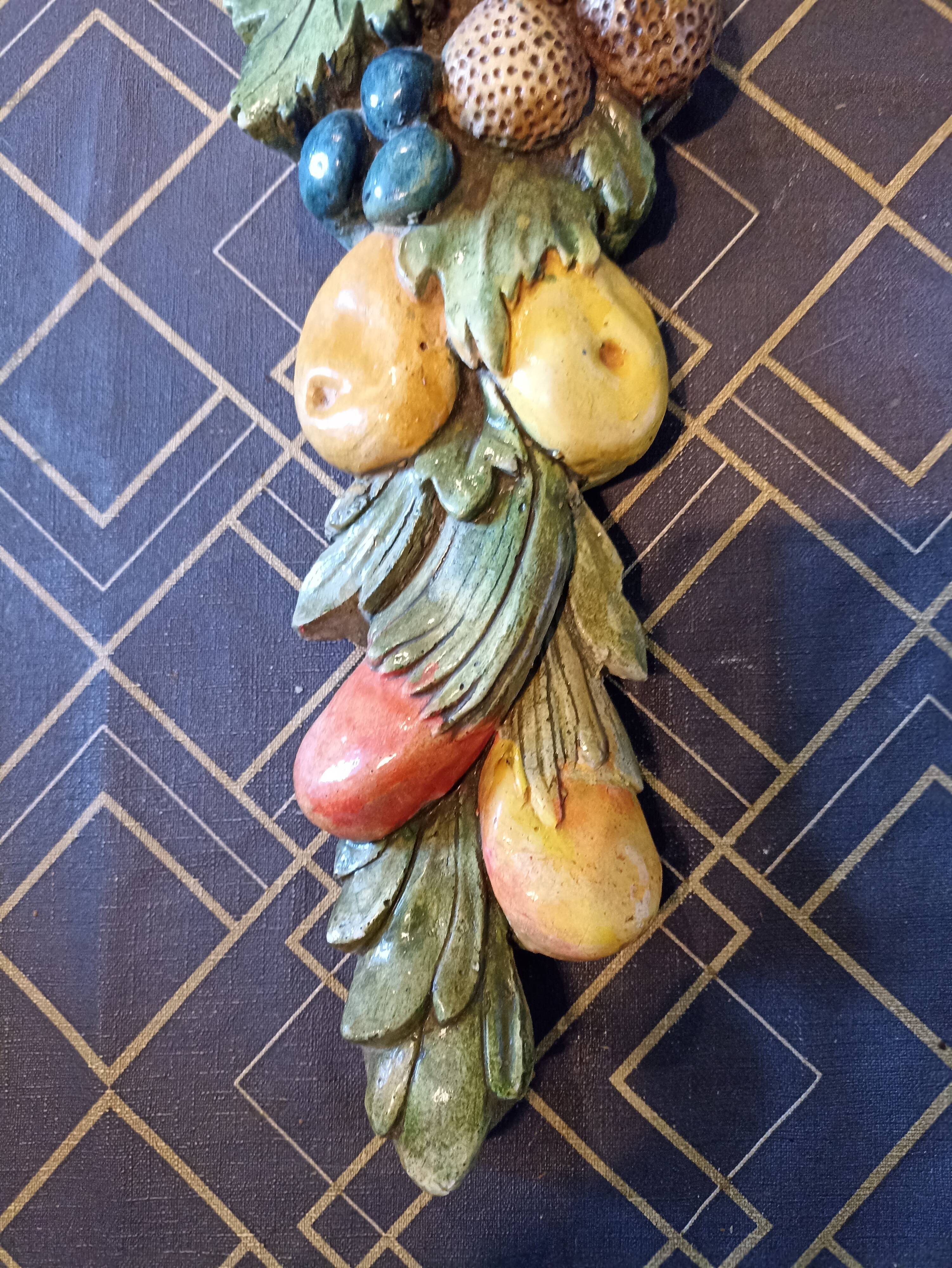 Wall decoration in slurry (fruit)