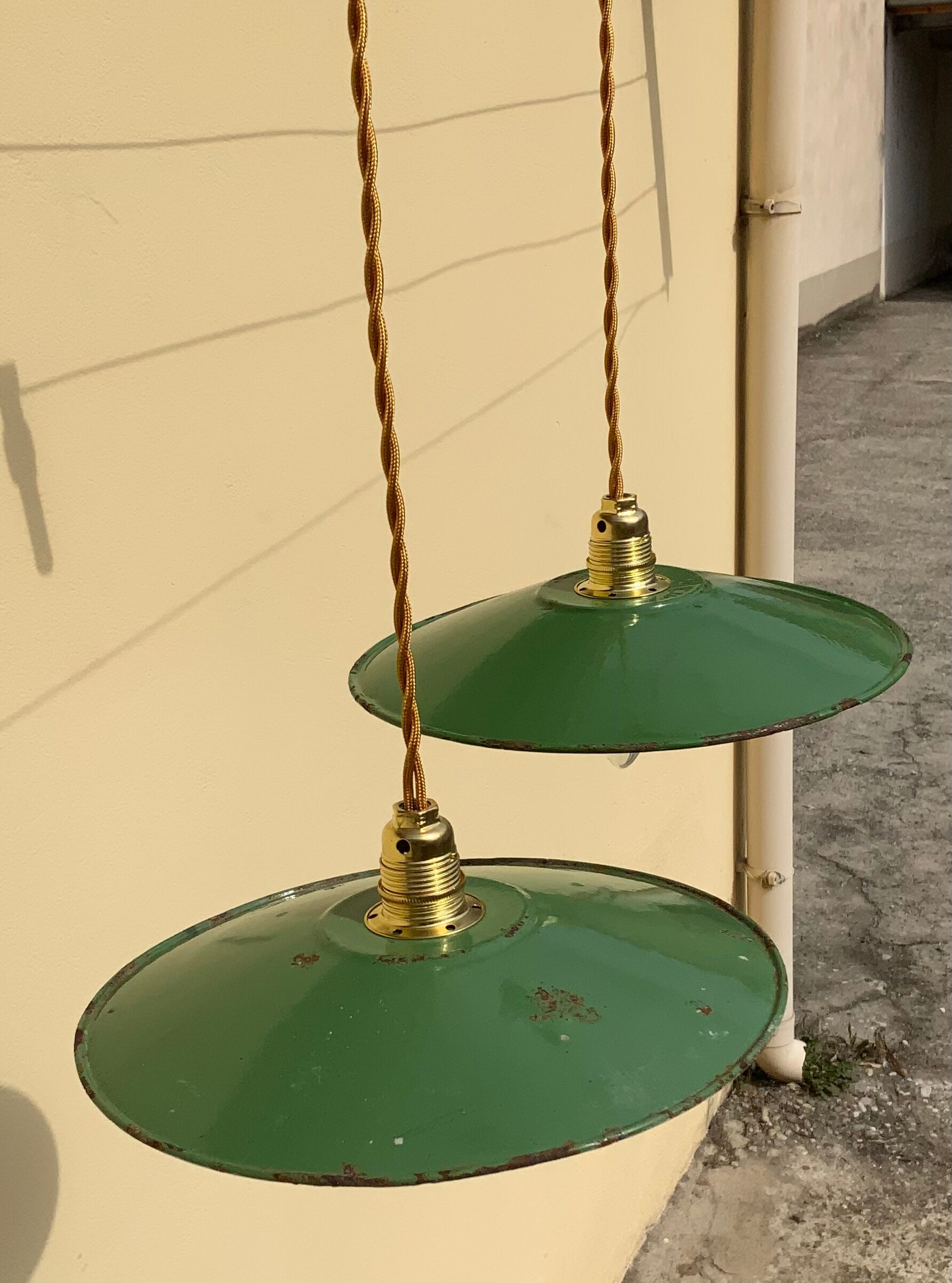 Pair of suspension in green and white enamelled sheet metal firm style indus braided golden threads