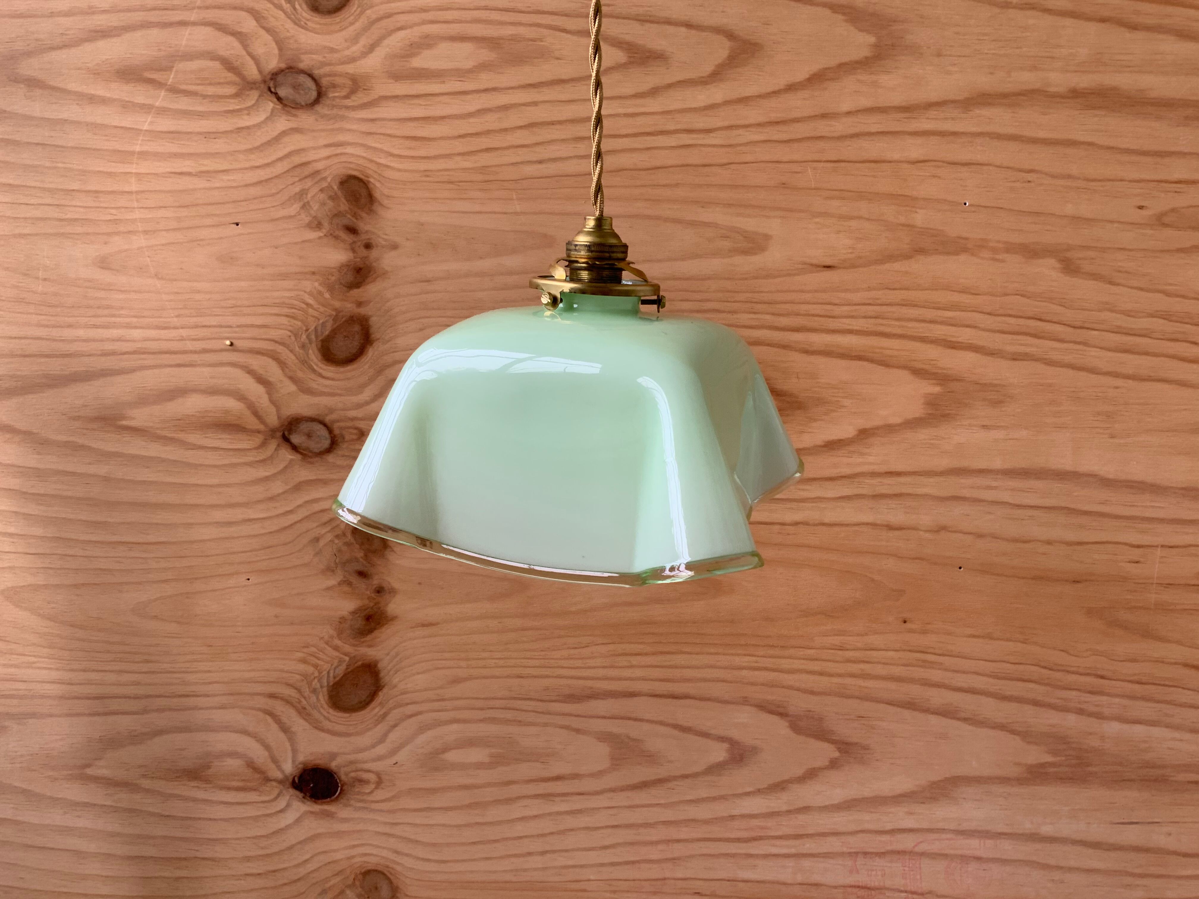Opaline suspension