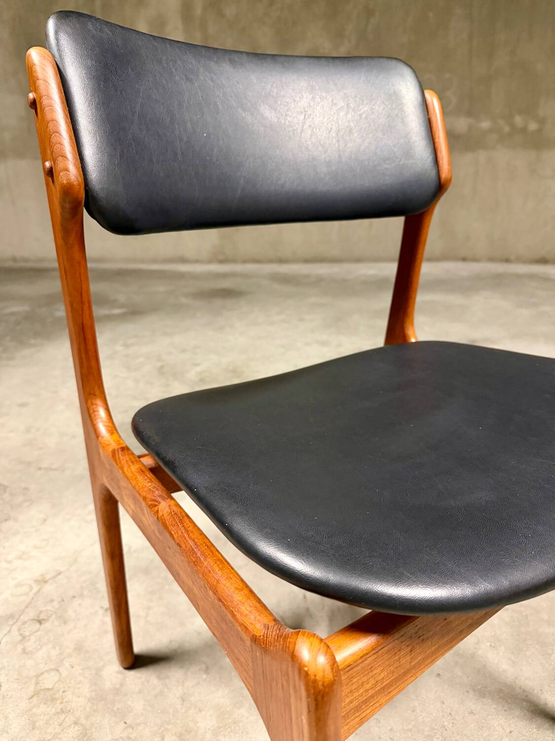 6 Erik Buch chairs