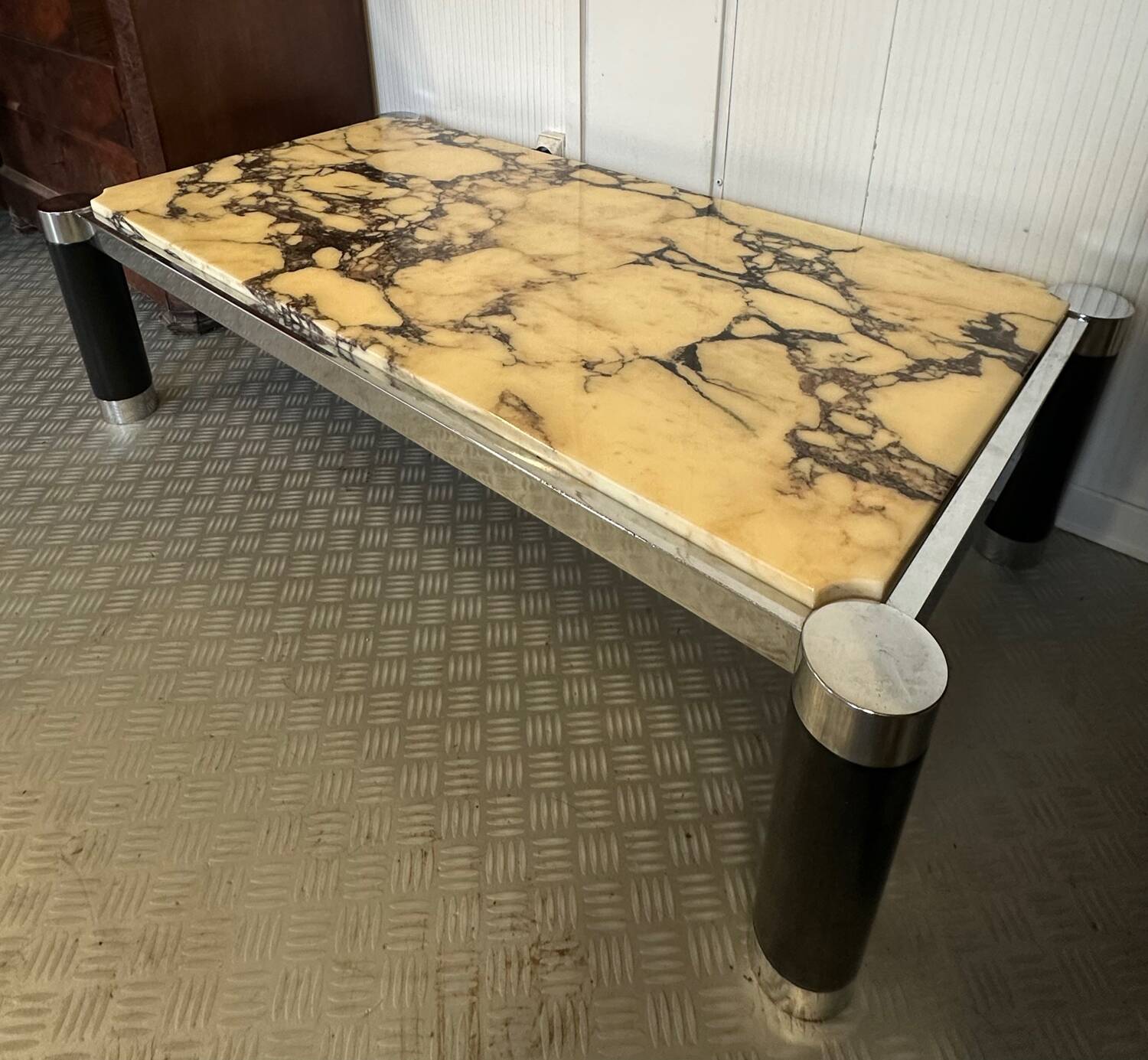 Vintage coffee table in yellow marble & metal – 1970s design – 120 ×