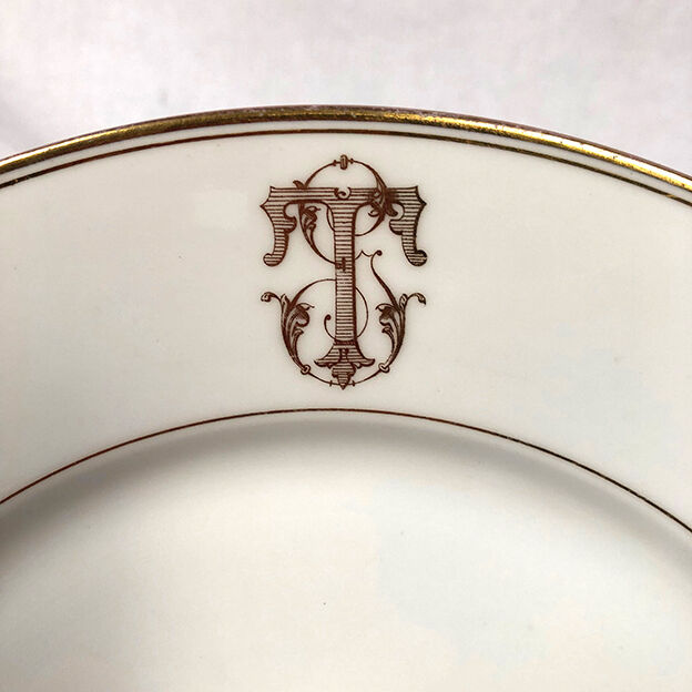 Ensemble de dix assiettes chiffrées 1910, Porcelaine de Limoges, Coiffe Jeune