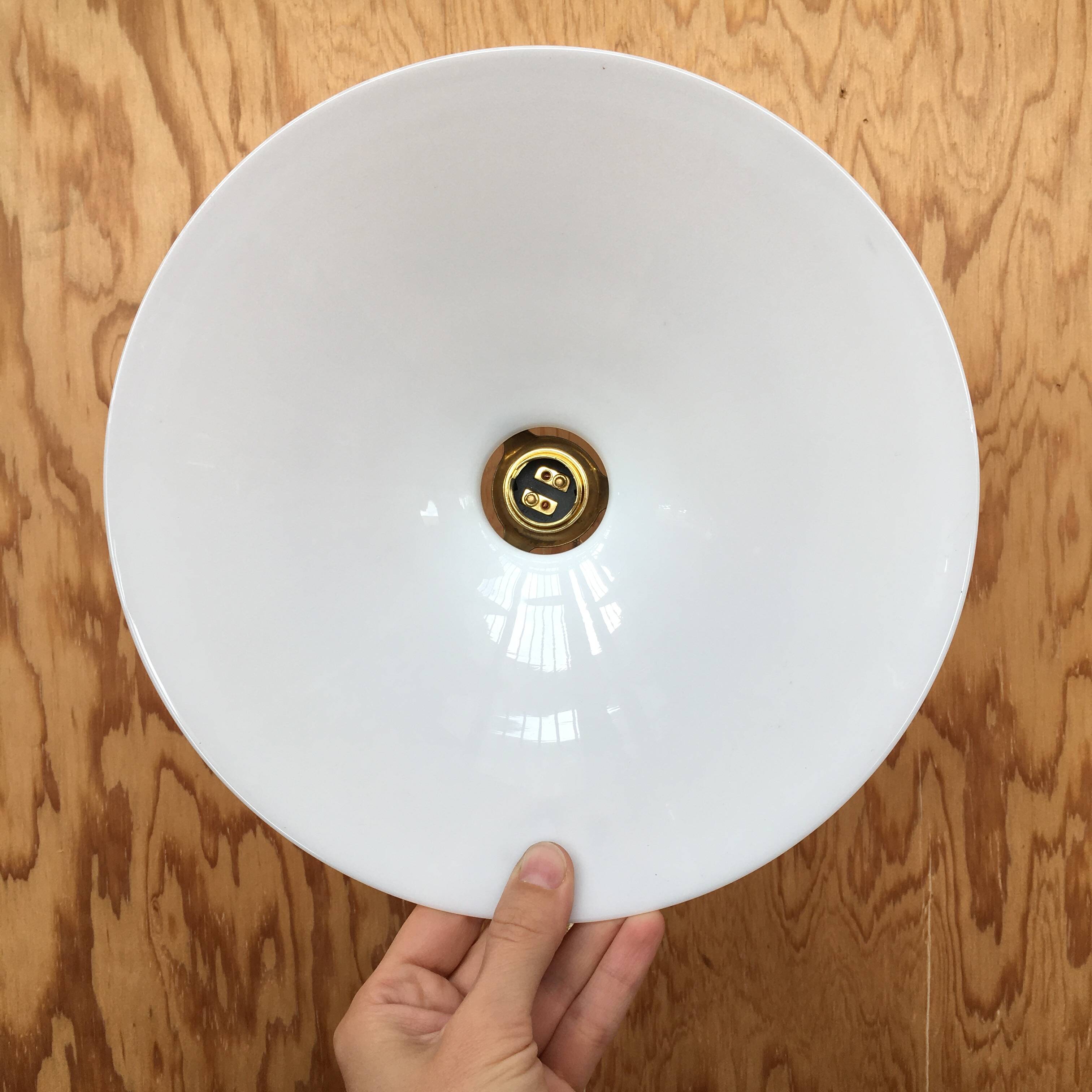 Paire de suspensions vintage en opaline blanche