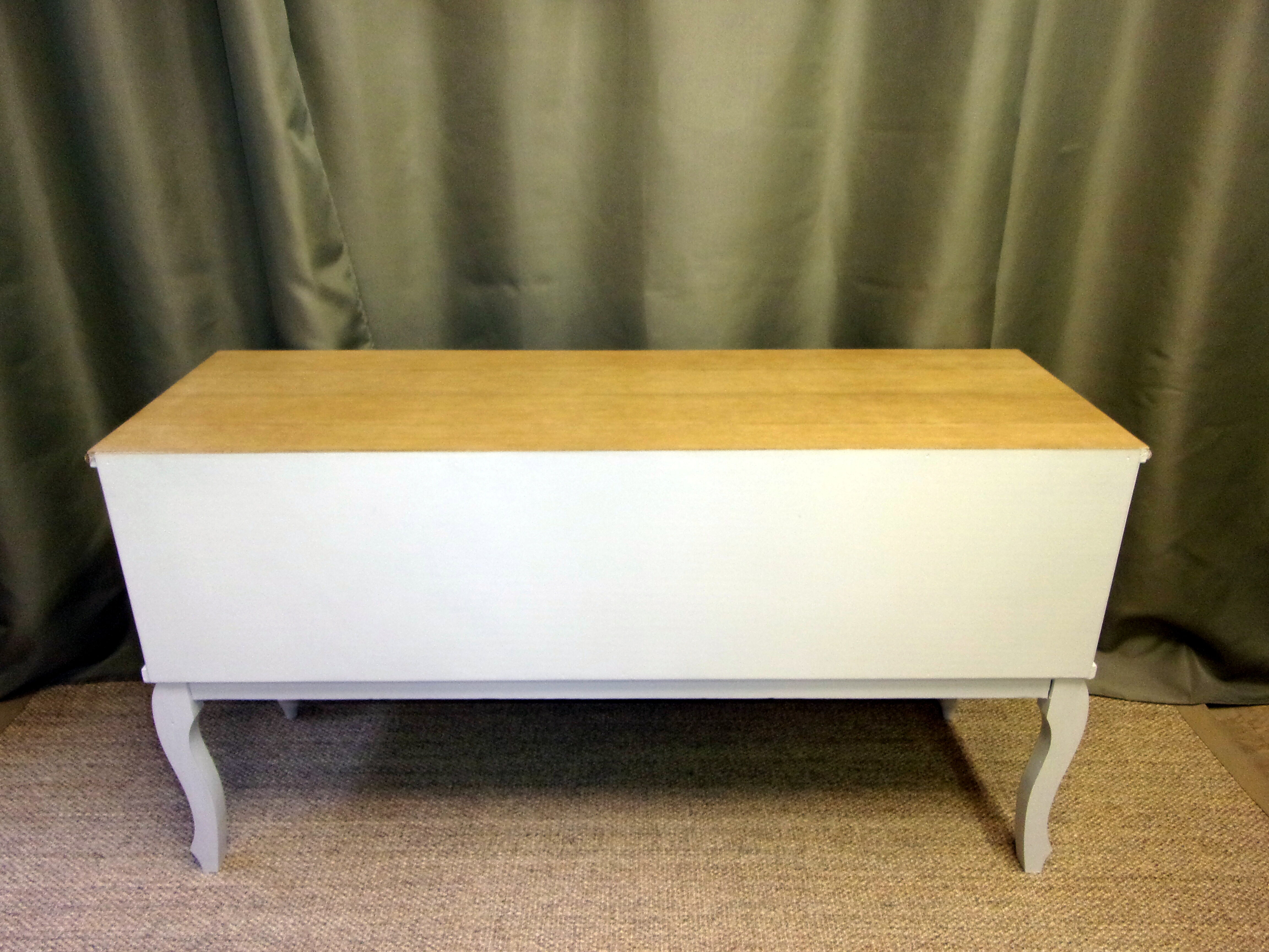 Commode basse meuble TV rangements relooké gris claire et bois naturel