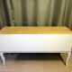 Commode basse meuble TV rangements relooké gris claire et bois naturel