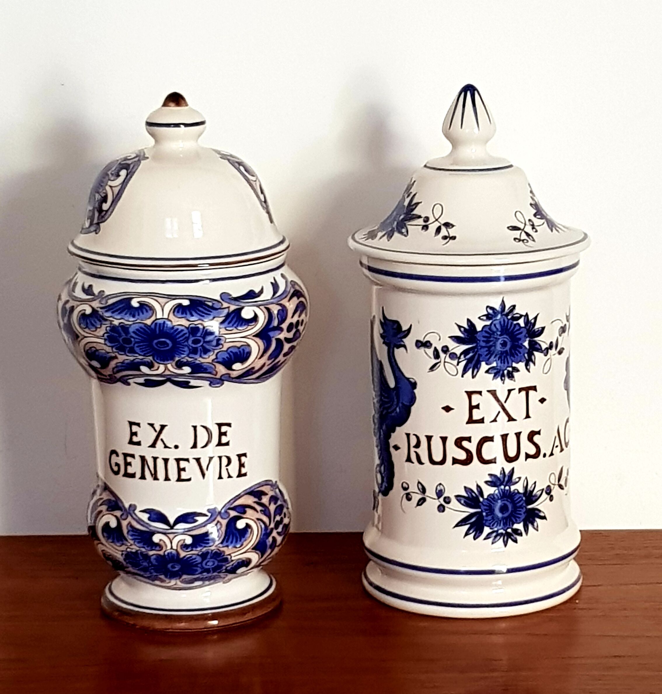 Pots a pharmacy in earthenware