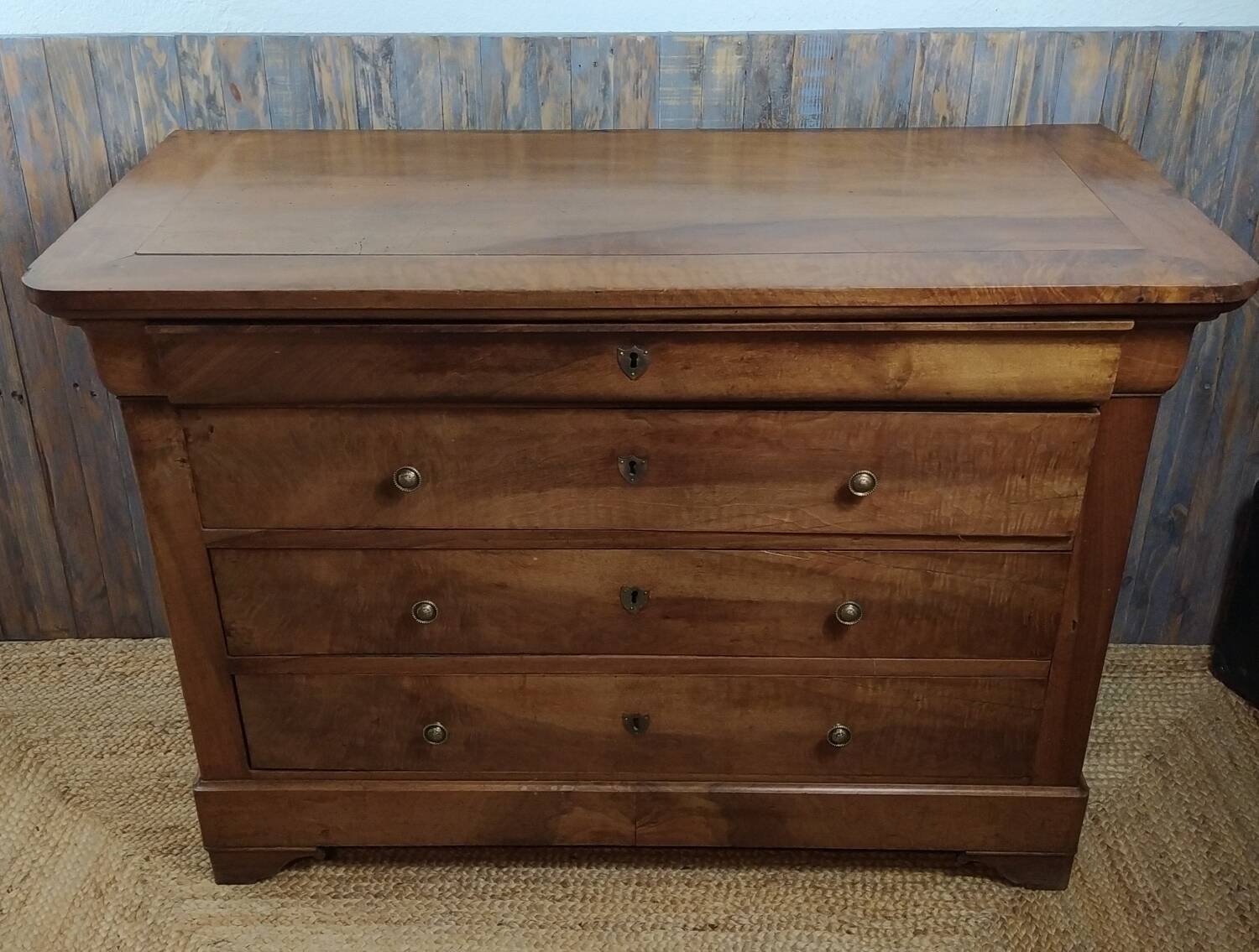 Wooden chest of drawers