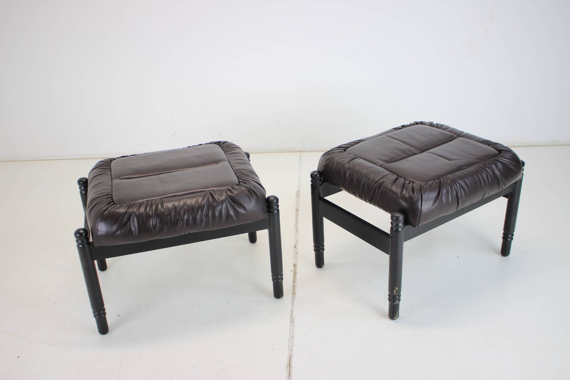 Set de 2 tabourets en cuir et bois - Stilla Lux, Tchécoslovaquie