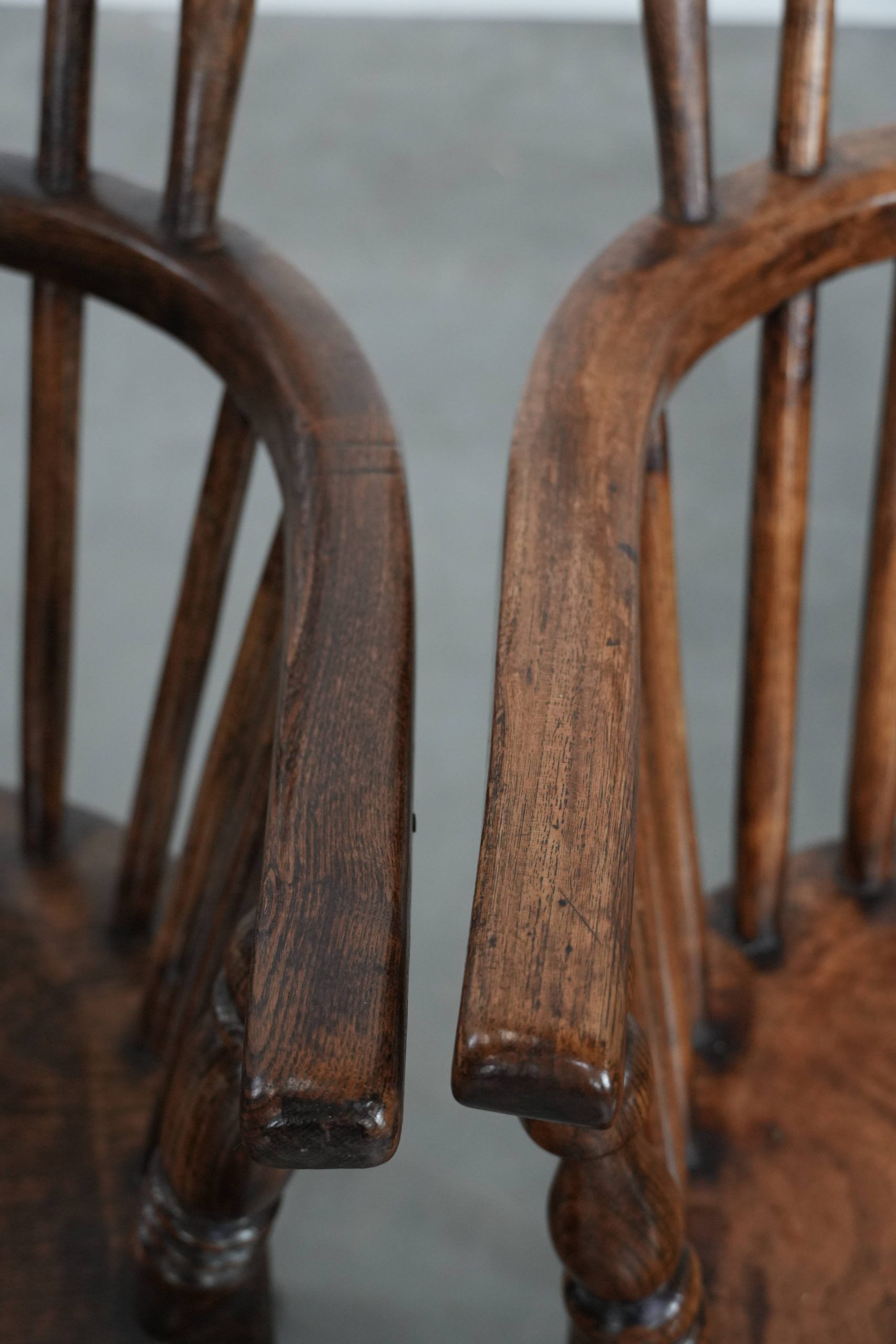 Ensemble ancien de 8 très belles chaises/fauteuils Windsor anglais, avec une belle palette de couleurs et une jolie patine.