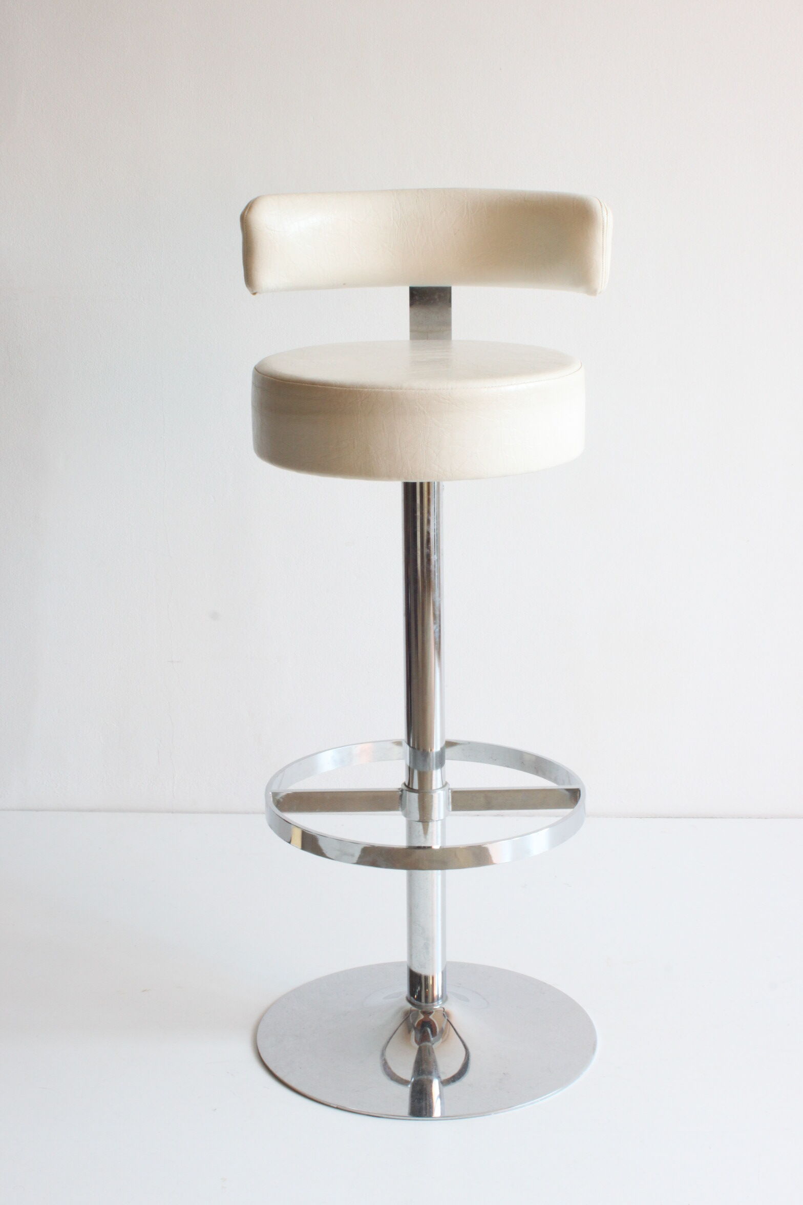 Chrome bar stool in white skai, 1960s.