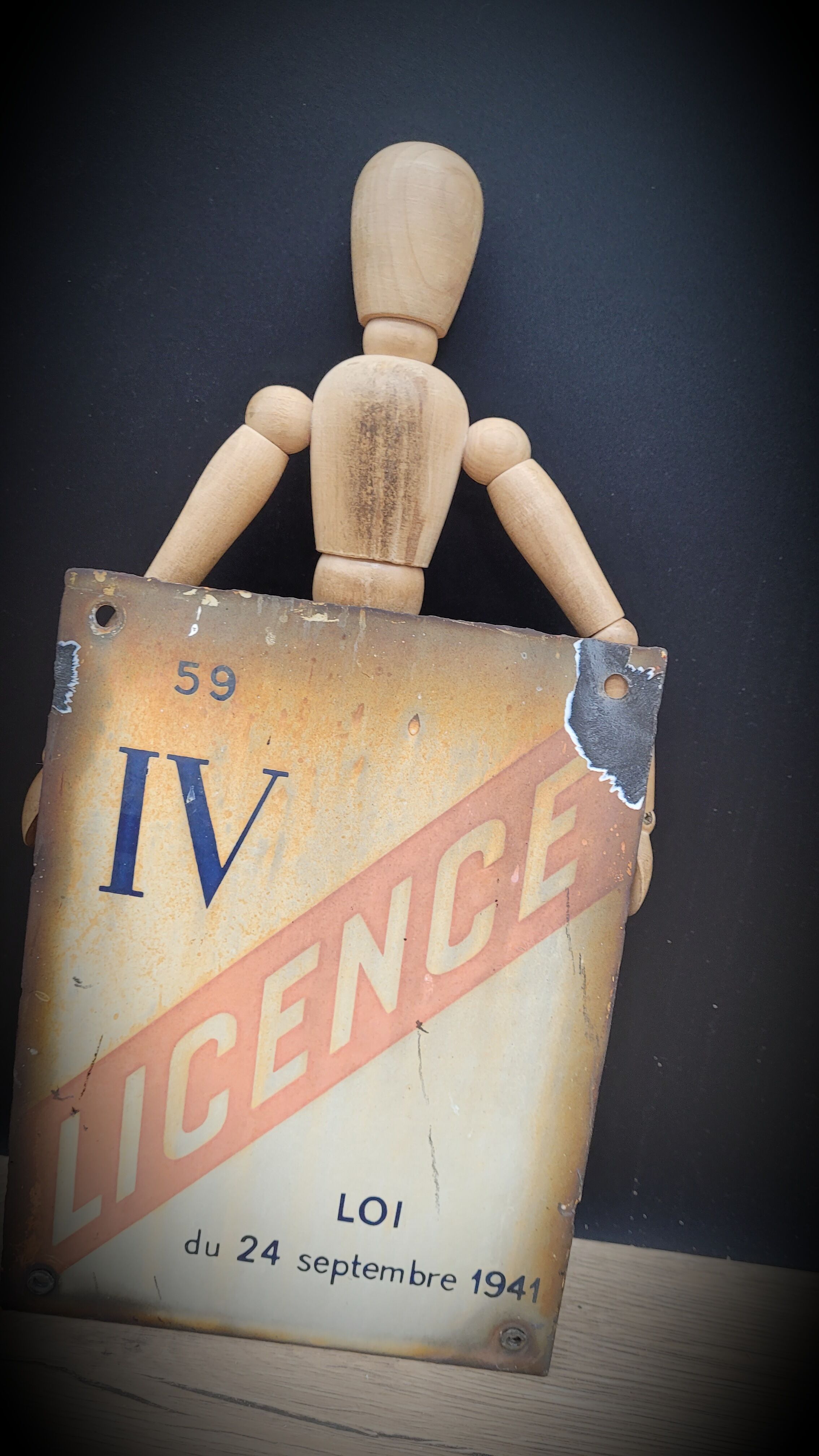 License IV enamelled plate