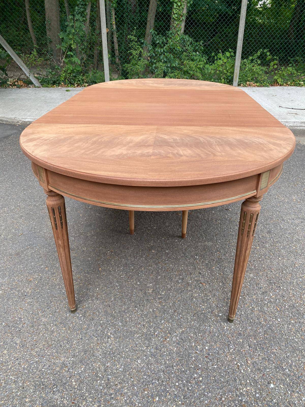 Table à manger ronde extensible Louis XVI décapée en acajou massif et laito