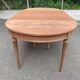 Table à manger ronde extensible Louis XVI décapée en acajou massif et laito