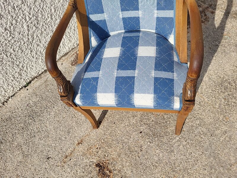 Armchair backrest rounded fish head