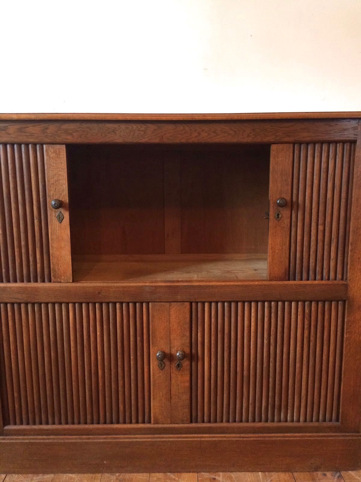 Meuble à rideaux