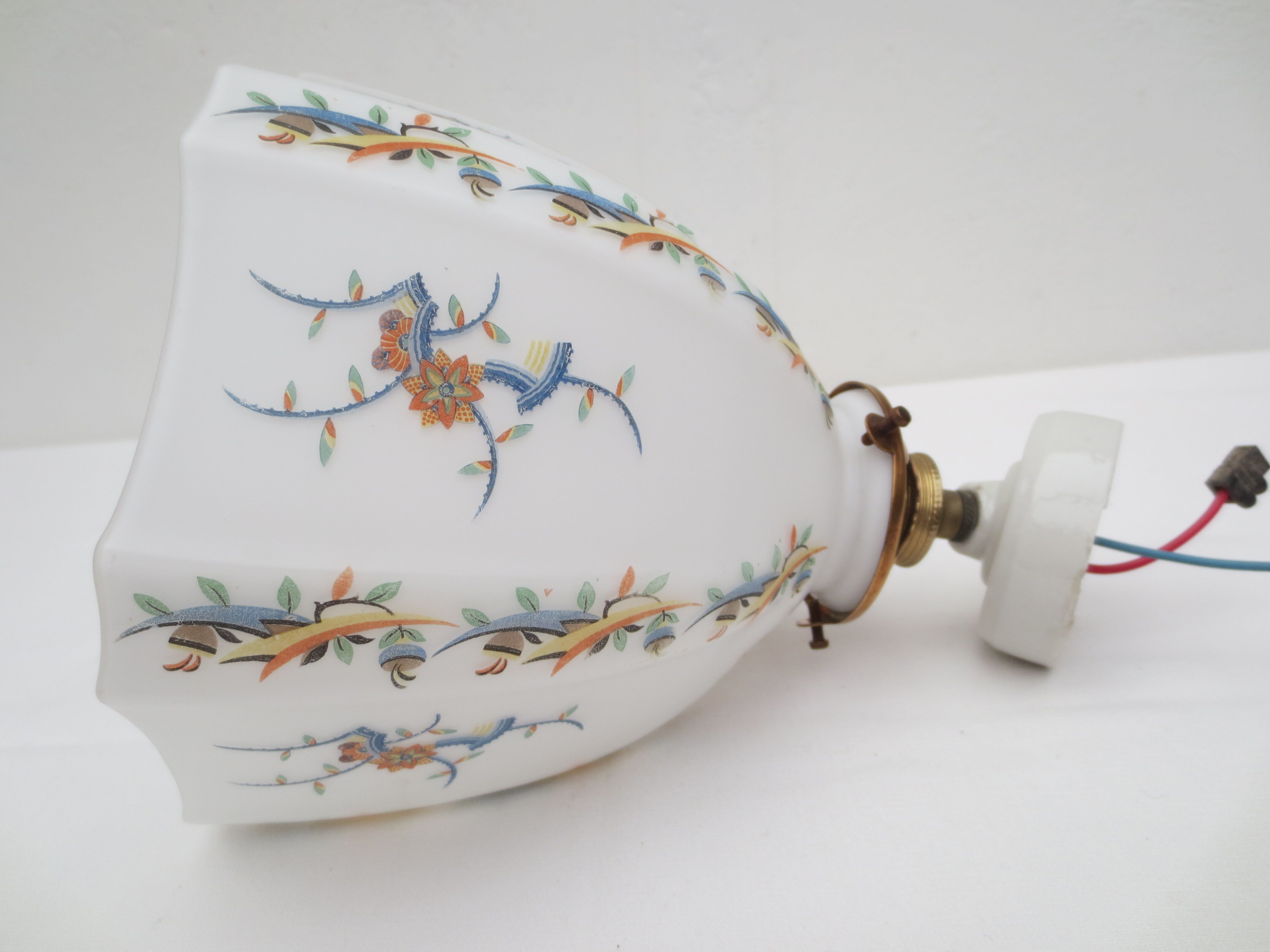 Old wall lamp 45° and its tulip lampshade decorated with flowers