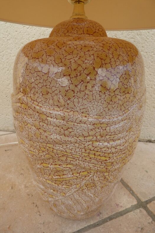 Large light yellow ceramic lamp stand with darker veins