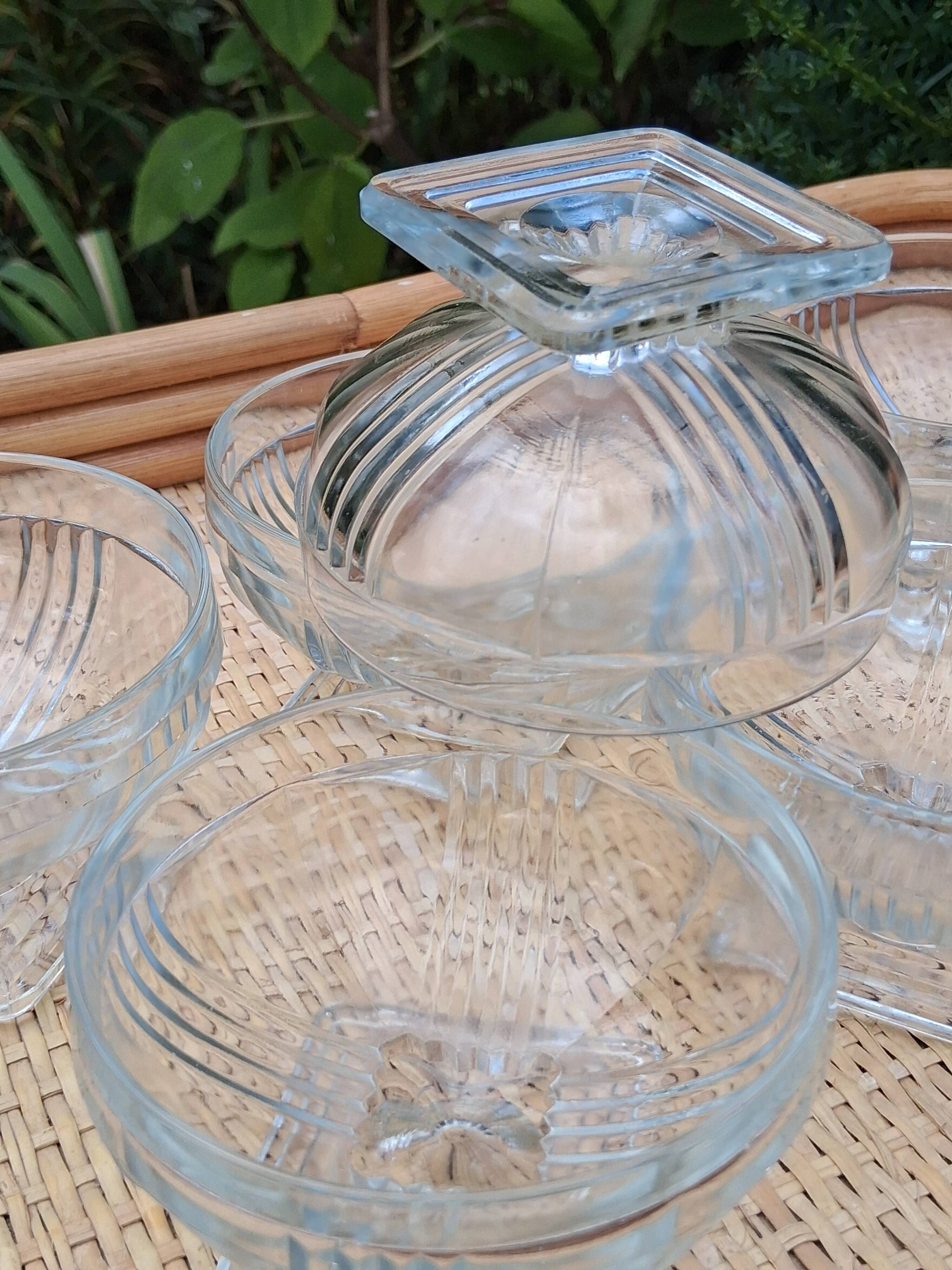 Set of 6 glass ice cream bowls or similar in Art Deco style in very good condition.