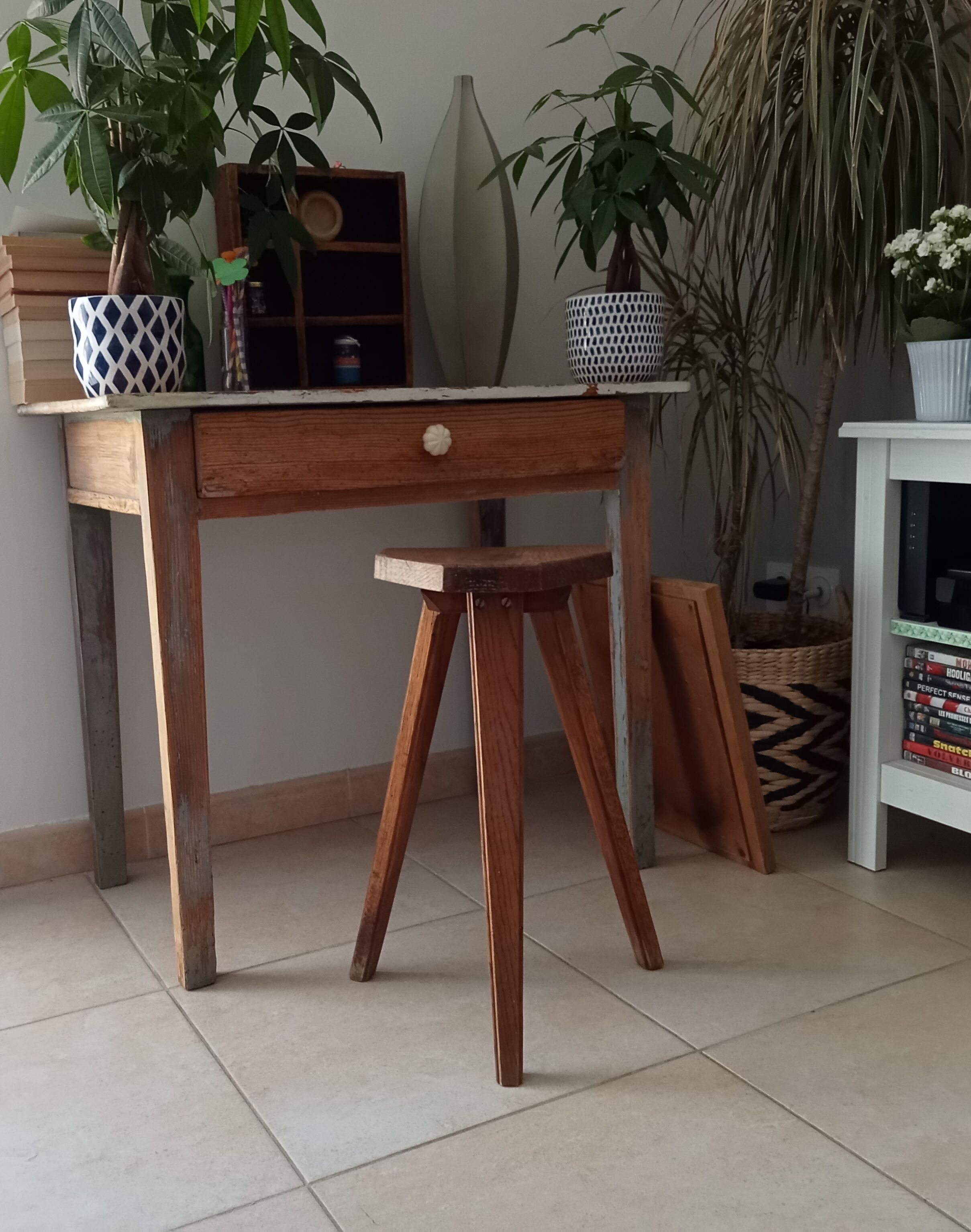 Vintage tripod stool 70s