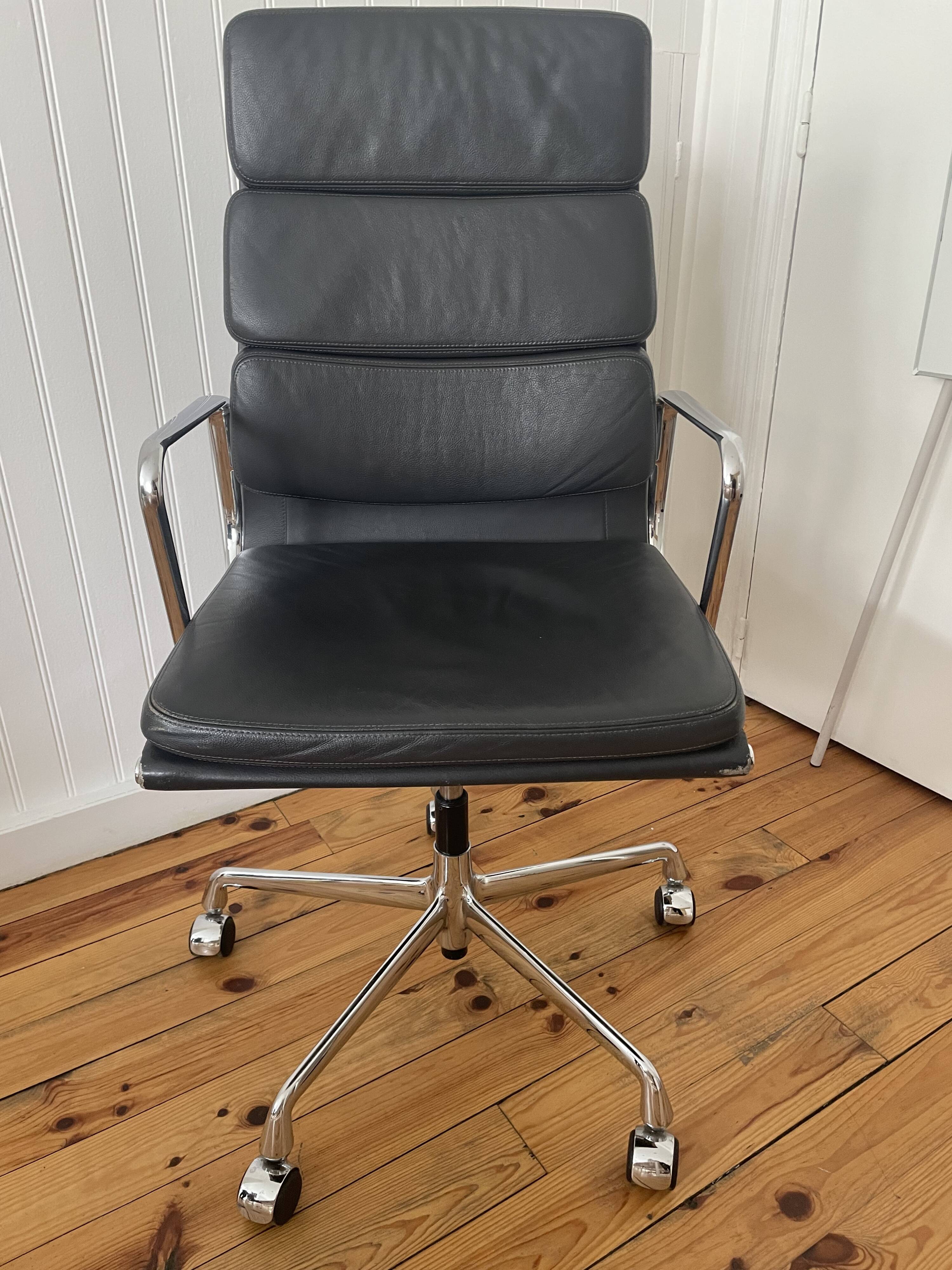 Fauteuil de bureau ea 219 soft pad eames chair by vitra