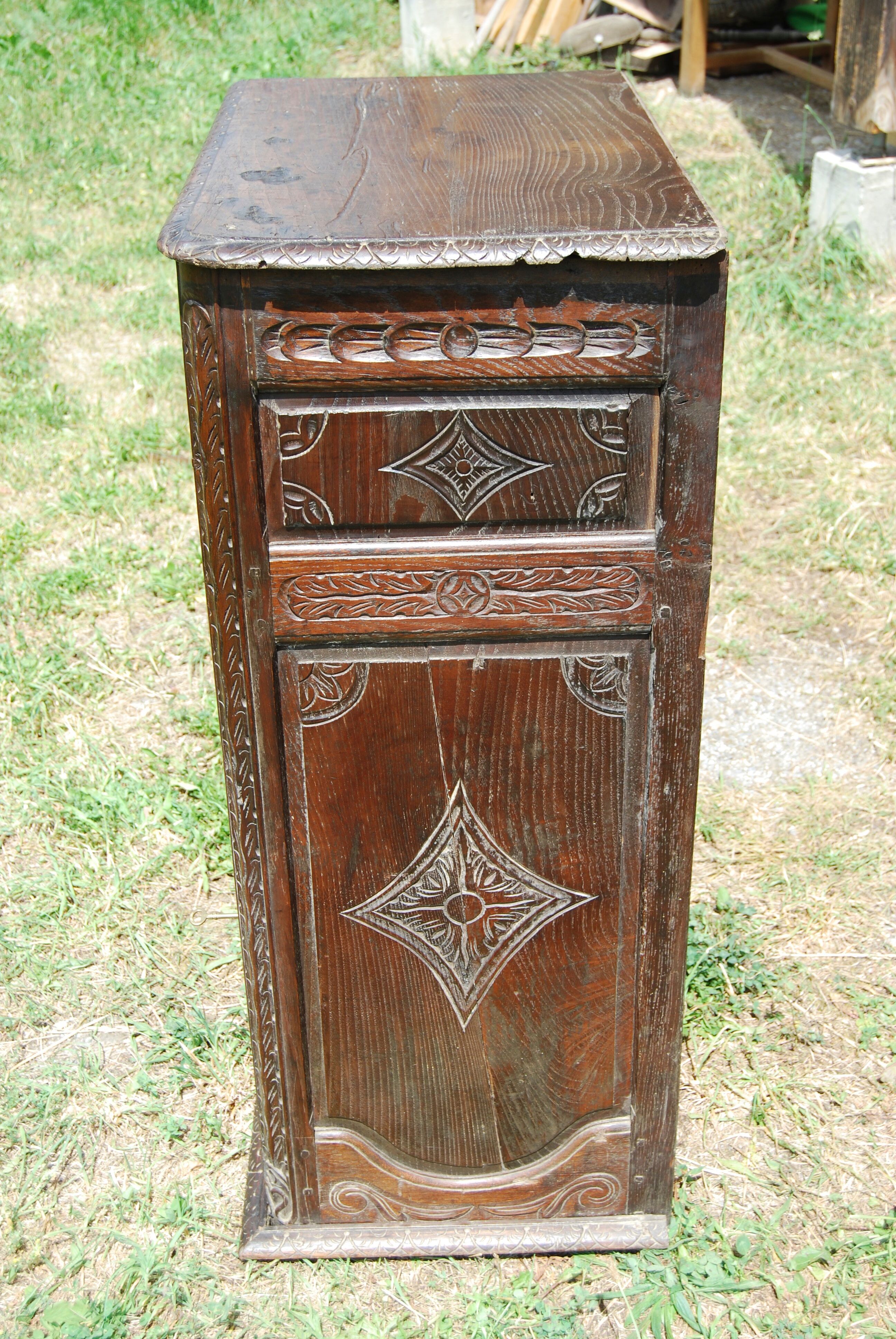 Confiturier breton sculpté ancien en chêne