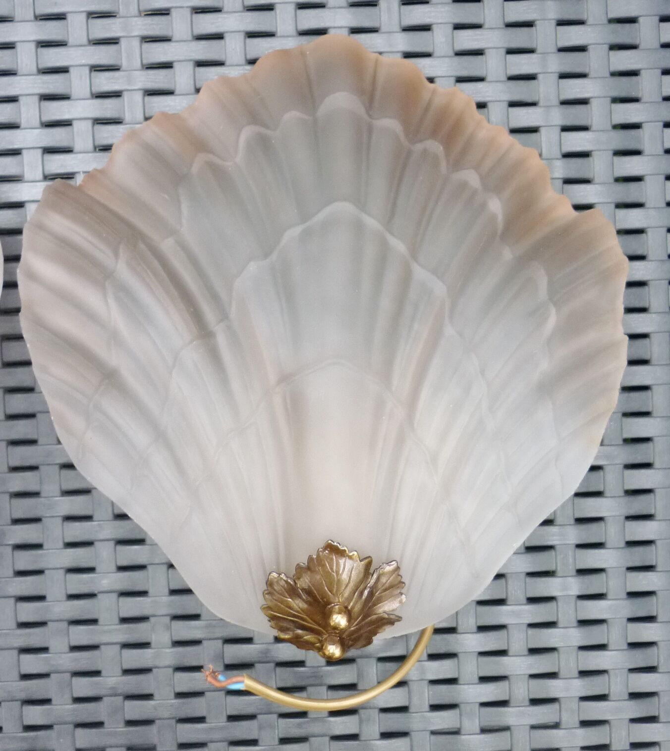 Pair of wall lamps in glass paste and brass, art deco, scallop shell by Mariner S.A.