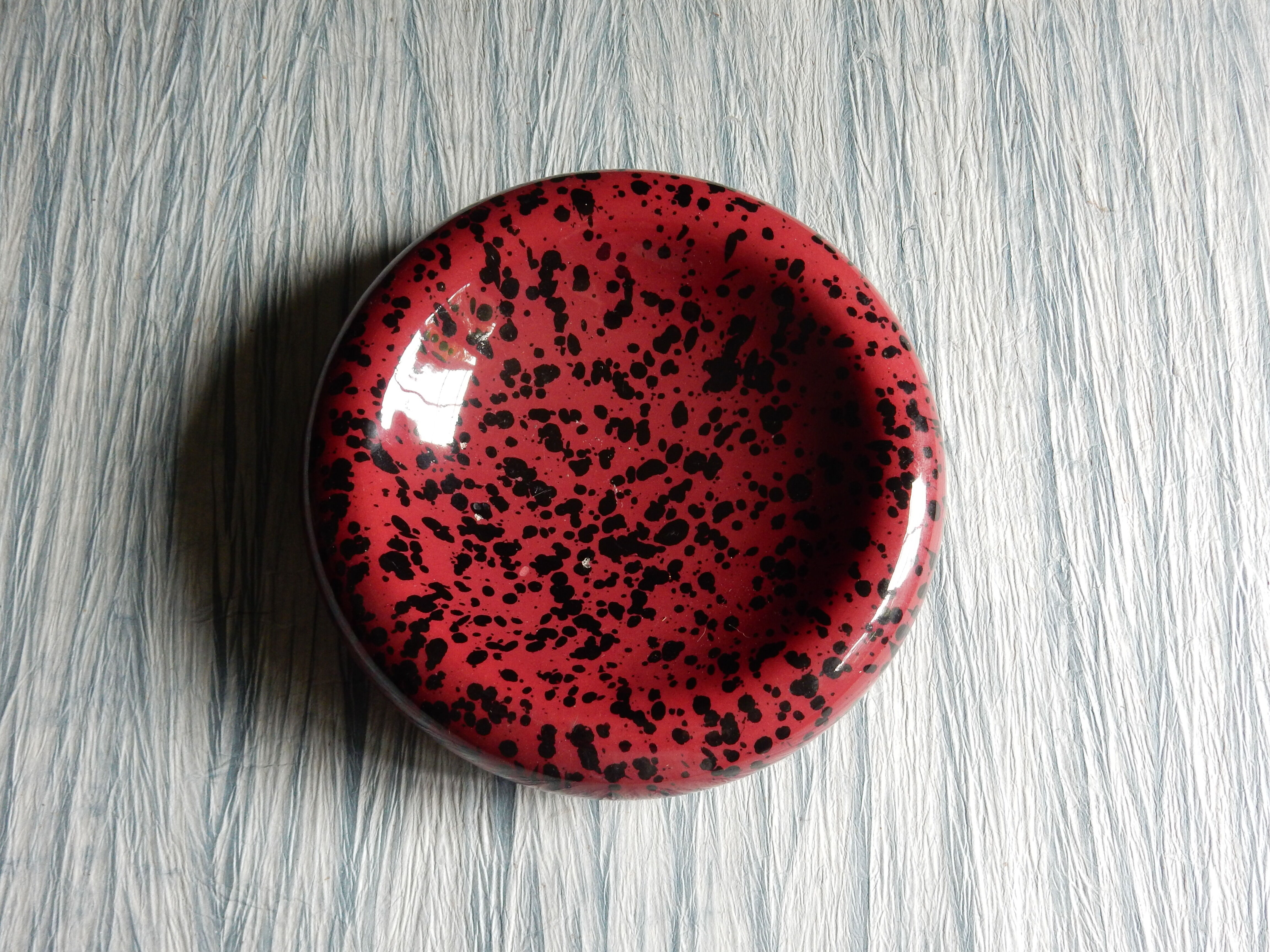 void round ceramic pocket from the 80s