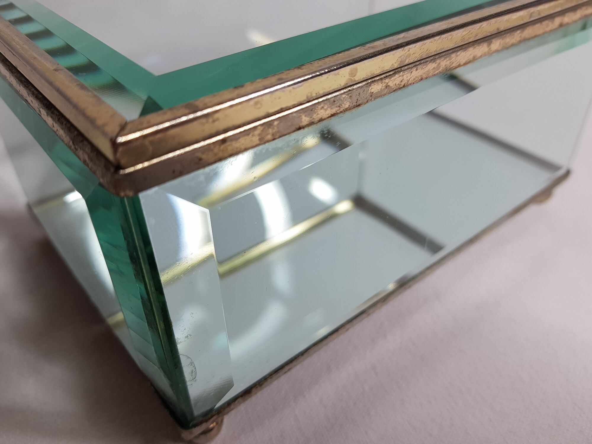 Jewelry box in bevelled glass and gold metal