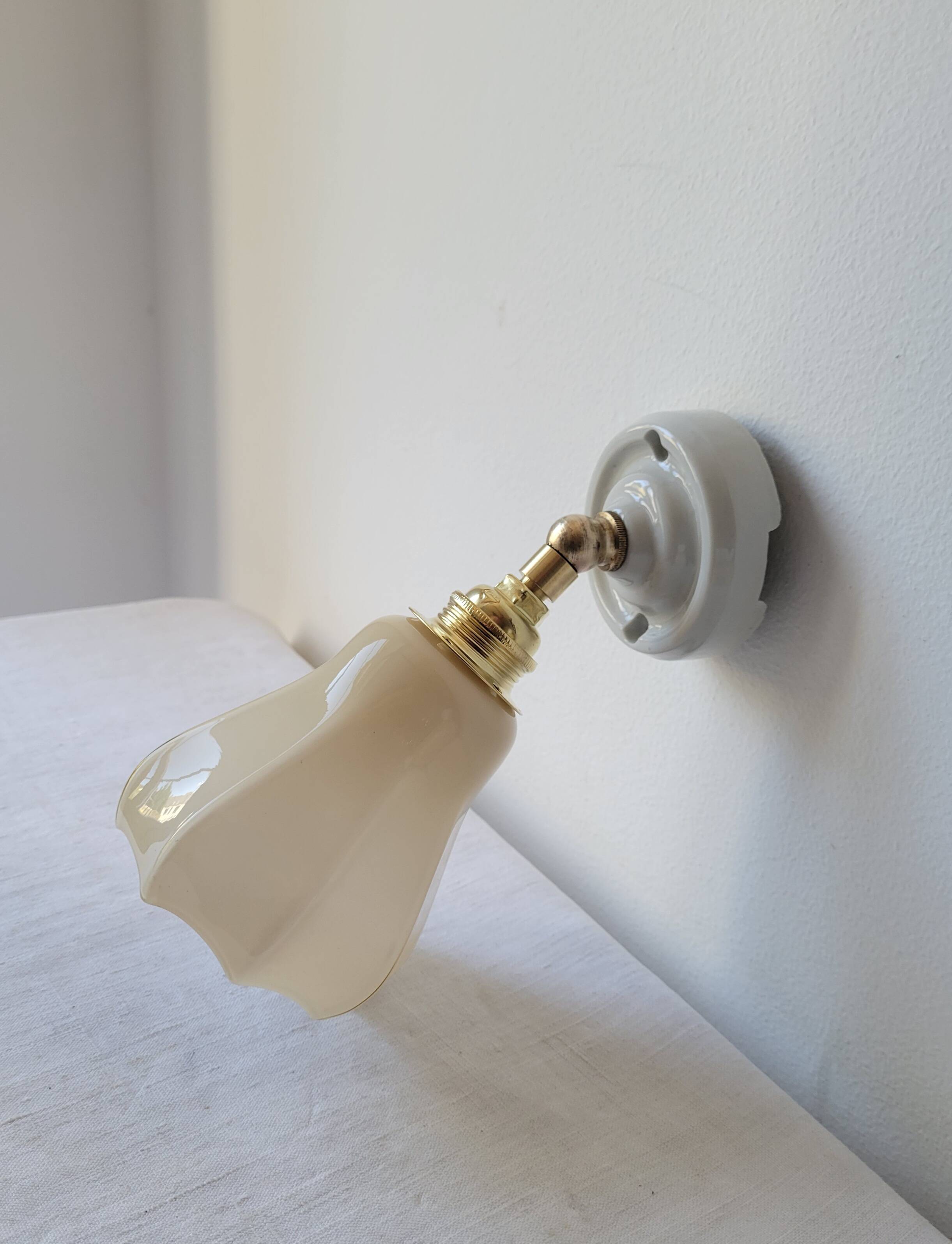 Art Deco wall lamp in porcelain and opaline