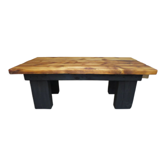 Table basse brutaliste en bois massif