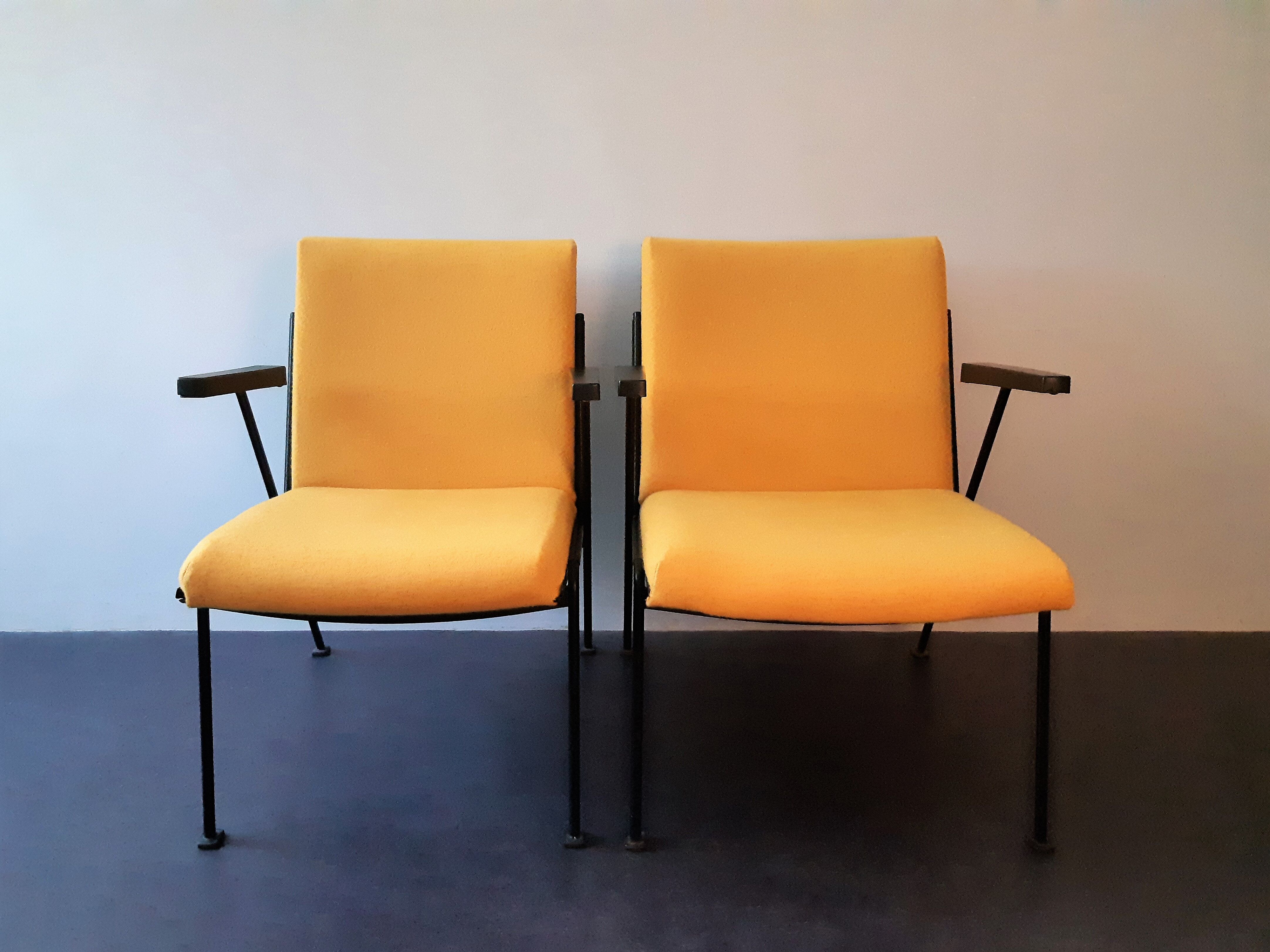 2 yellow 'Oase' lounge chairs with armrests by Wim Rietveld for Ahrend de Circel