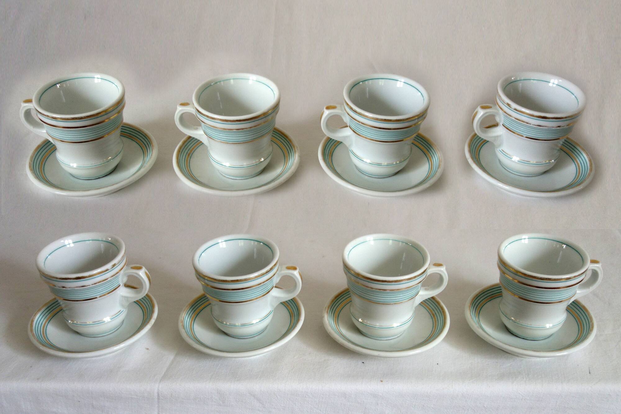 8 tasses brulot en porcelaine épaisse, fin XIXème