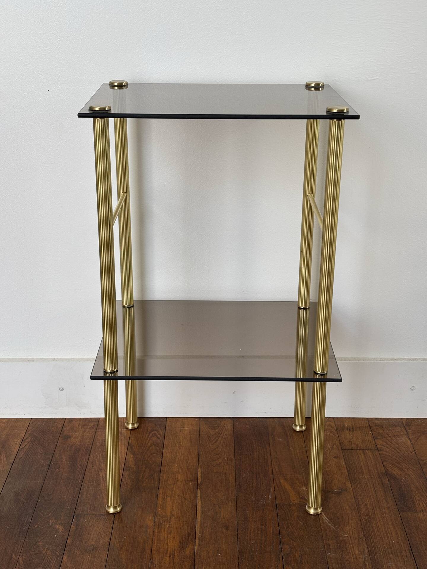 Tables d’appoint en verre et laiton