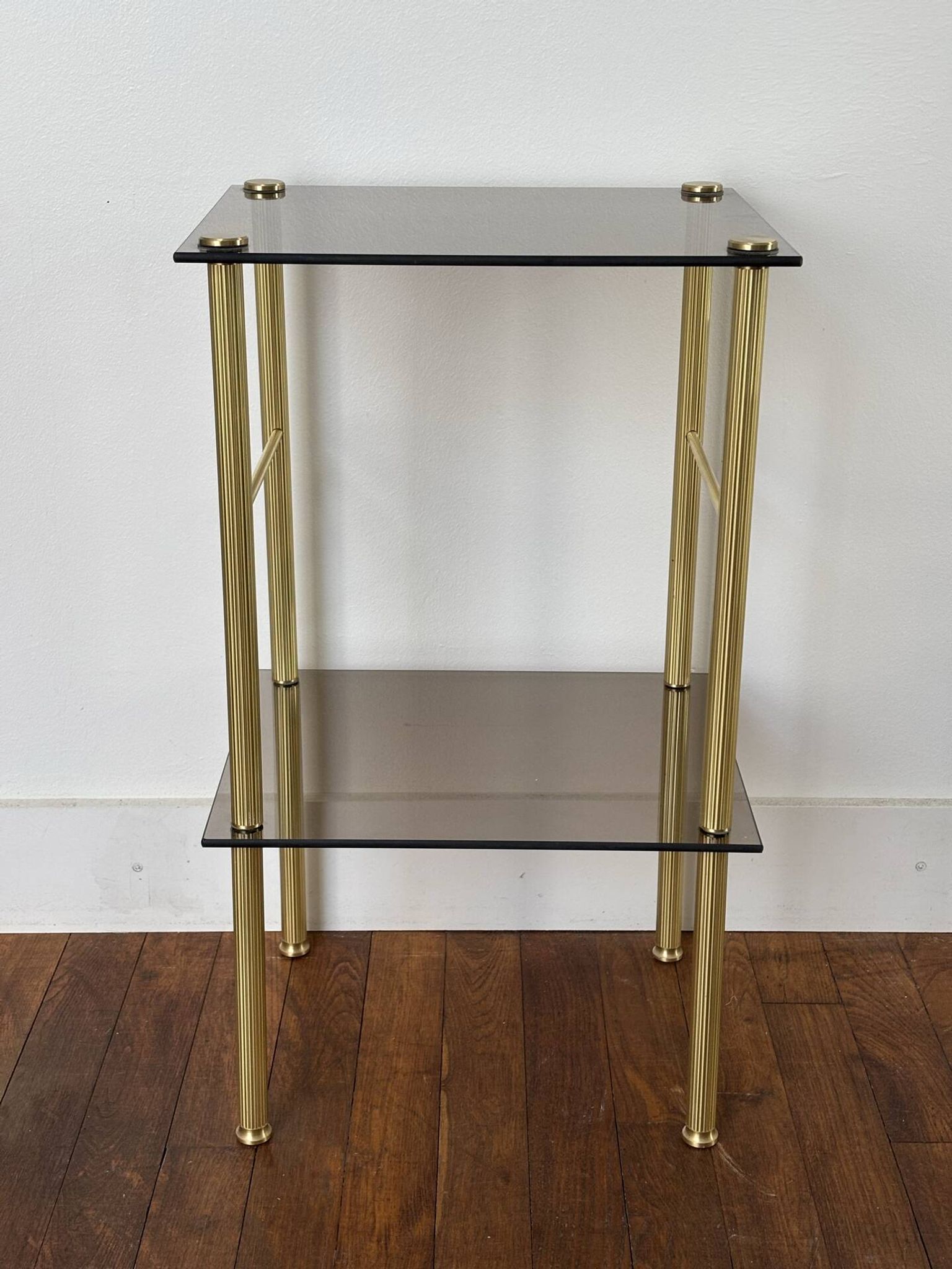 Tables d’appoint en verre et laiton
