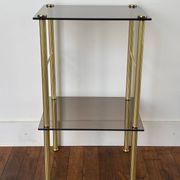 Tables d’appoint en verre et laiton
