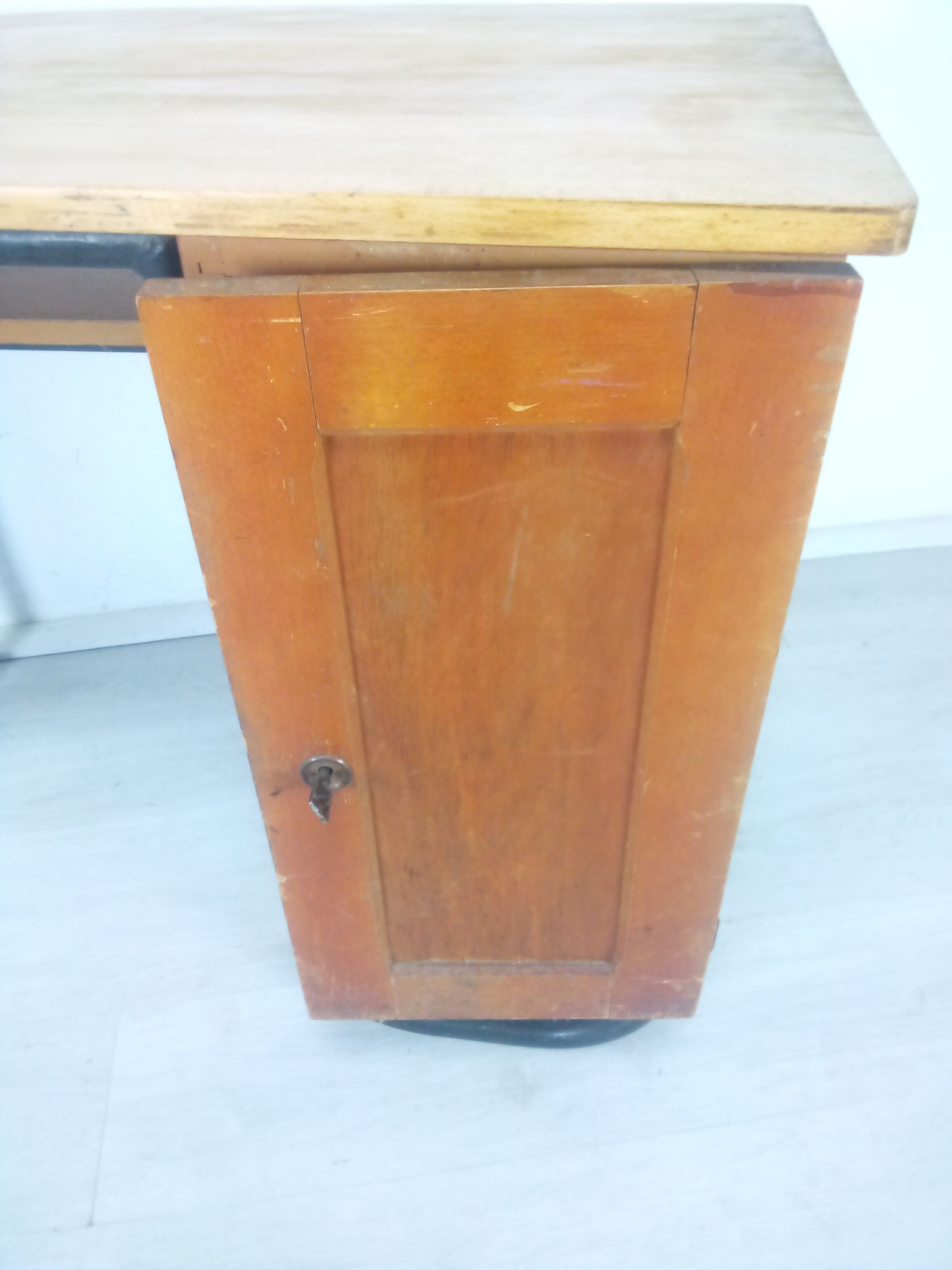 Desk model S22 by Jacques Hitier produced by Mobilor