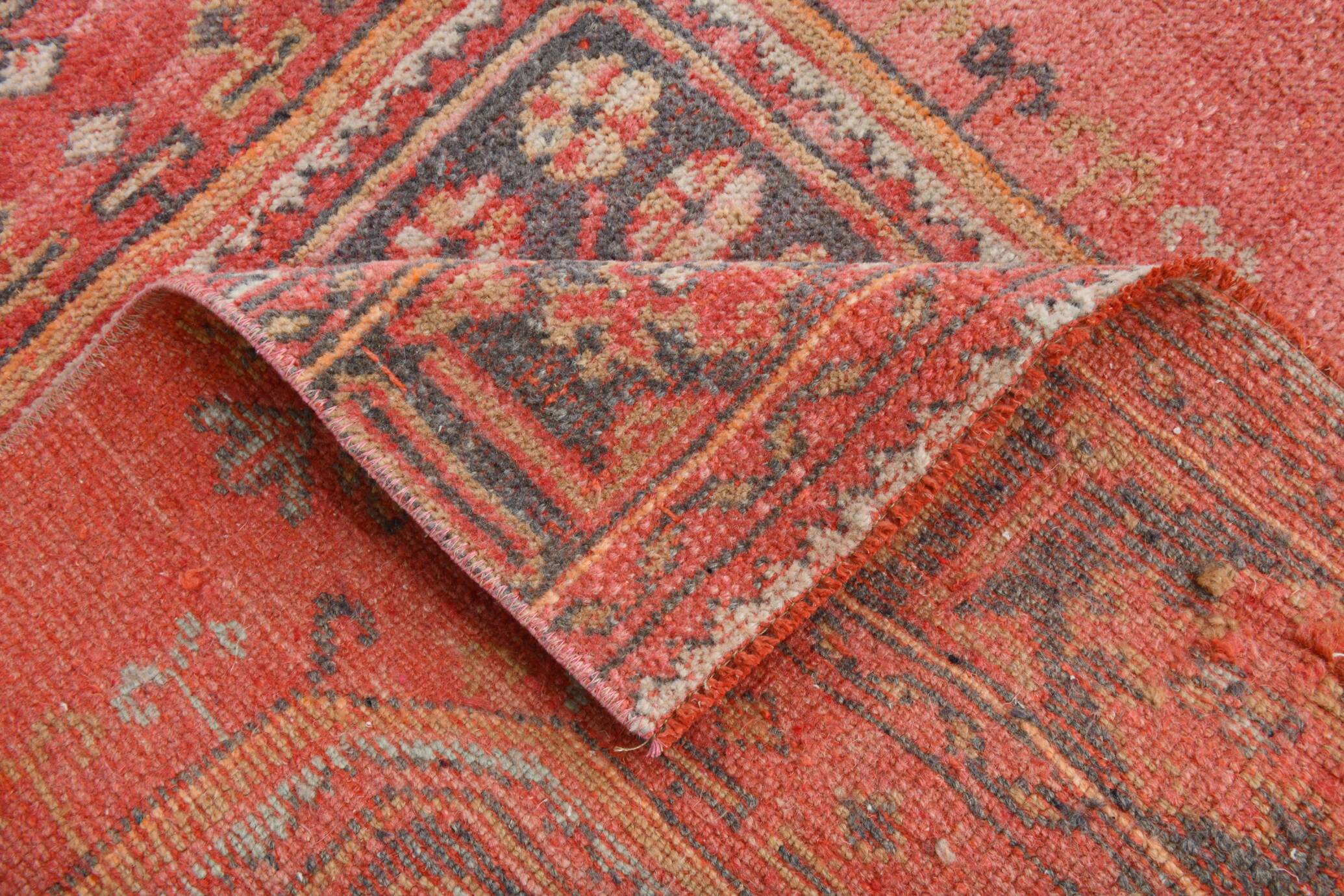 Tapis couloir vintage corail et beige aux motifs orientaux adoucis