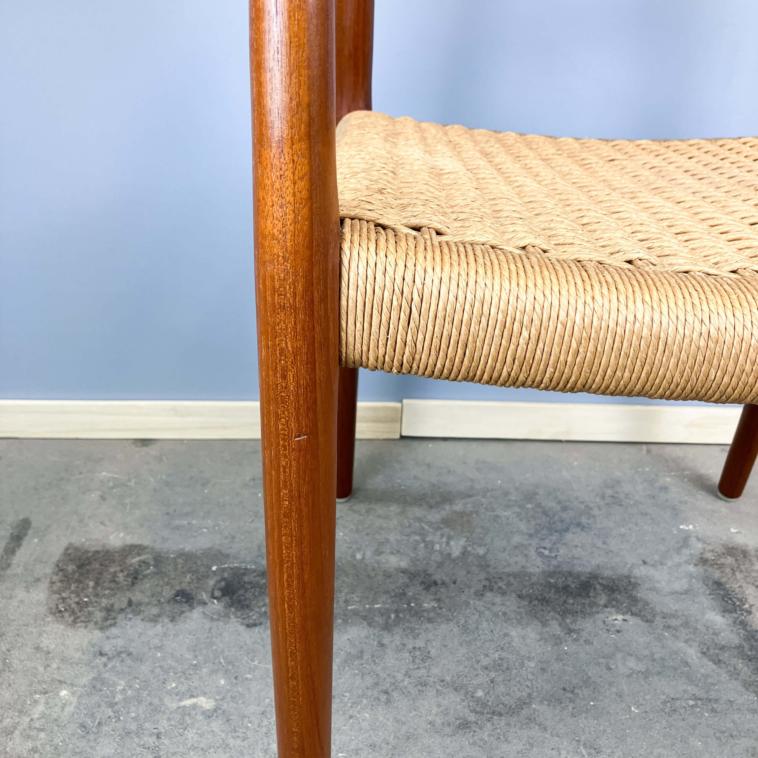 Fauteuil danois par Niels Otto Møller, teck et corde à papier, années 1960.