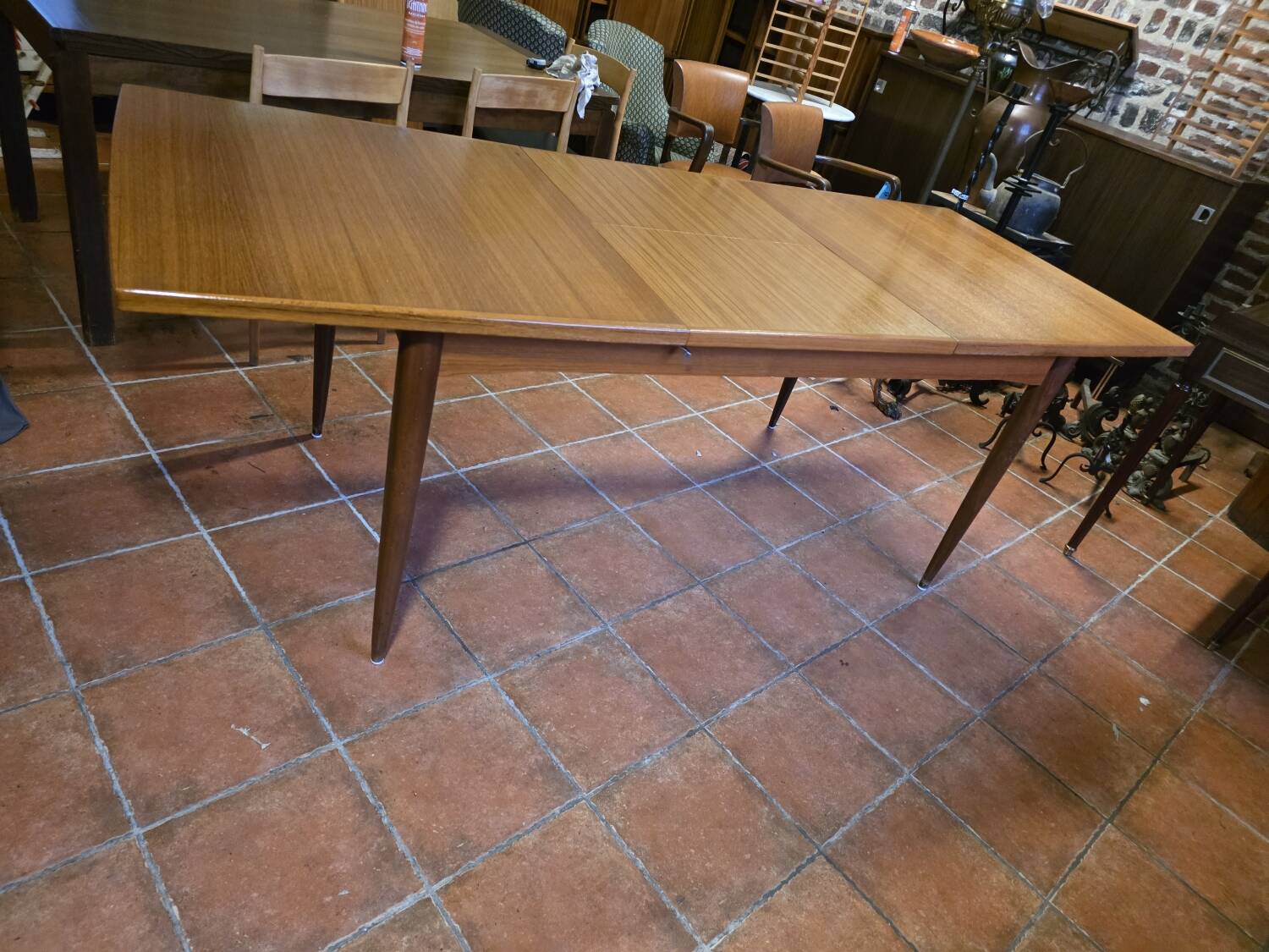 Table scandinave galbée extensible papillon en teck années 60