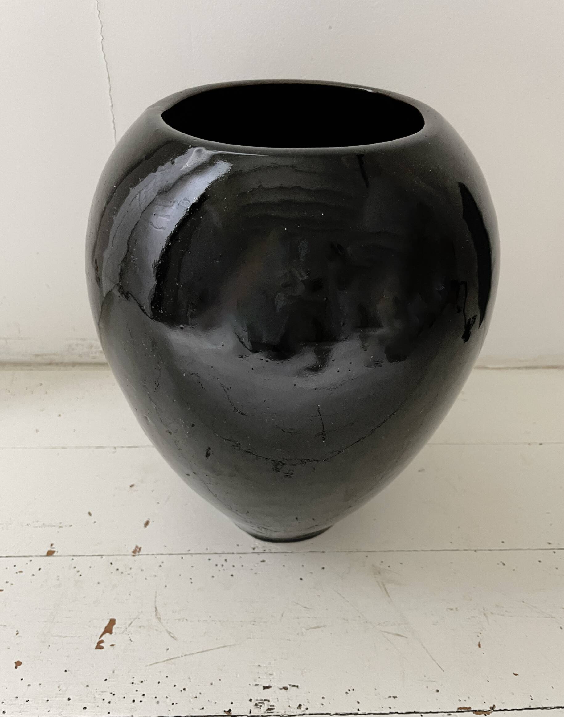 Vase en gès noir lourd