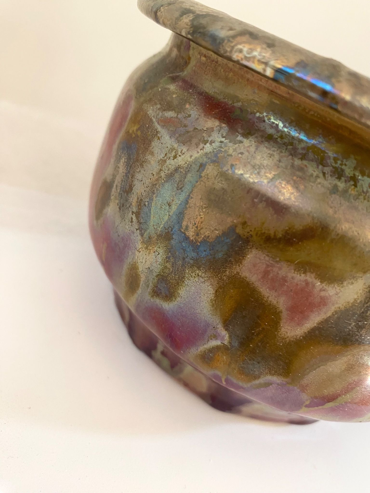 Iridescent ceramic pot