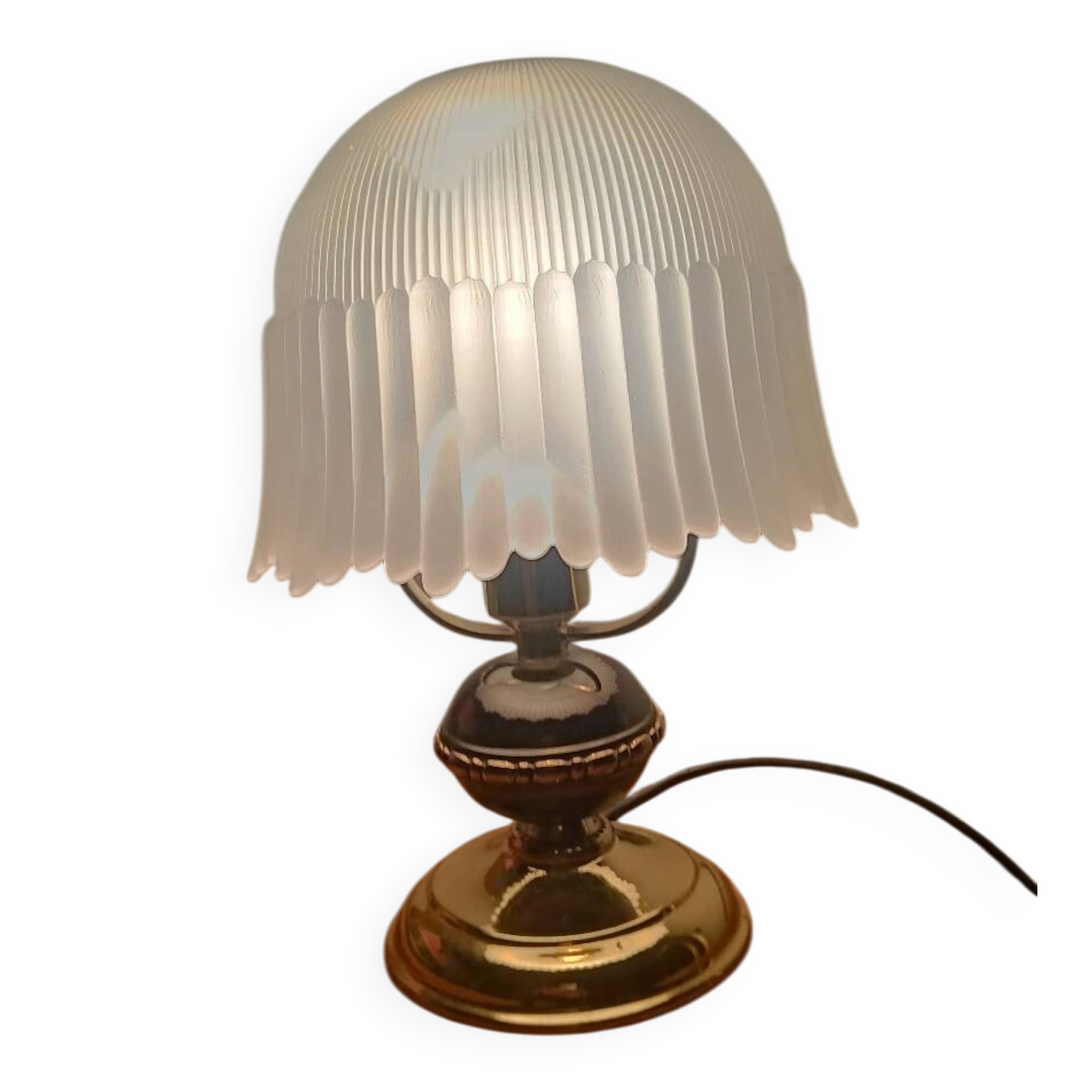 Vintage table lamp in brass and pleated opaline glass.
