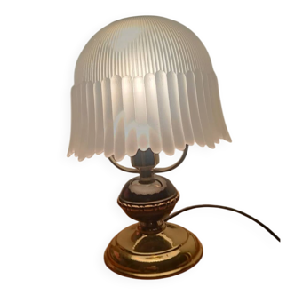 Vintage table lamp in brass and pleated opaline glass.