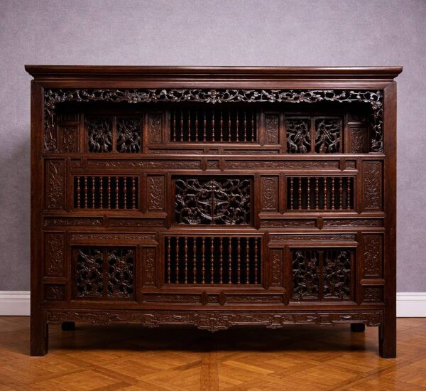 Asie XIXe : cabinet ancien sculpté en acajou (art chinois ou indochinois)
