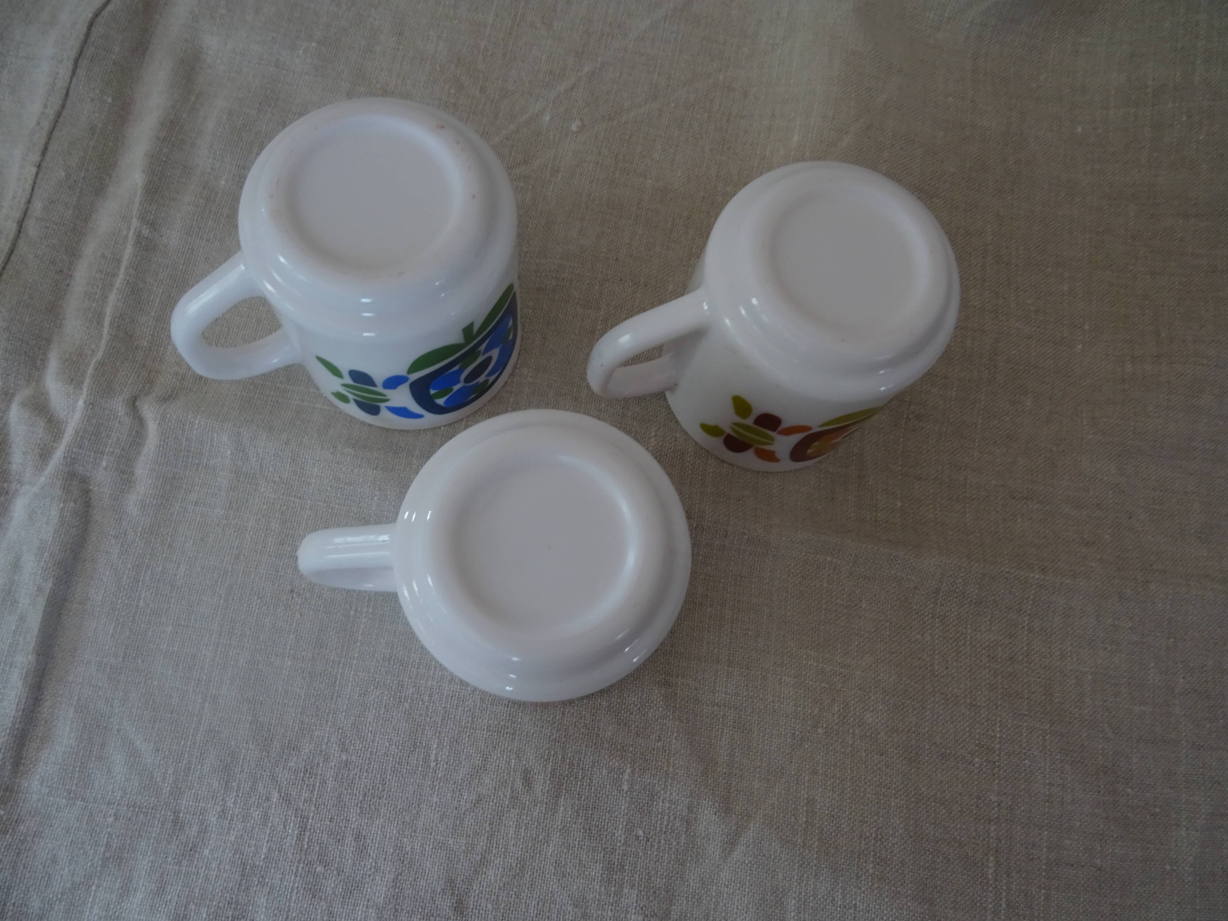 3 mugs mobil grosses fleurs Arcopal pub bleu  orange  ocre collection vintage