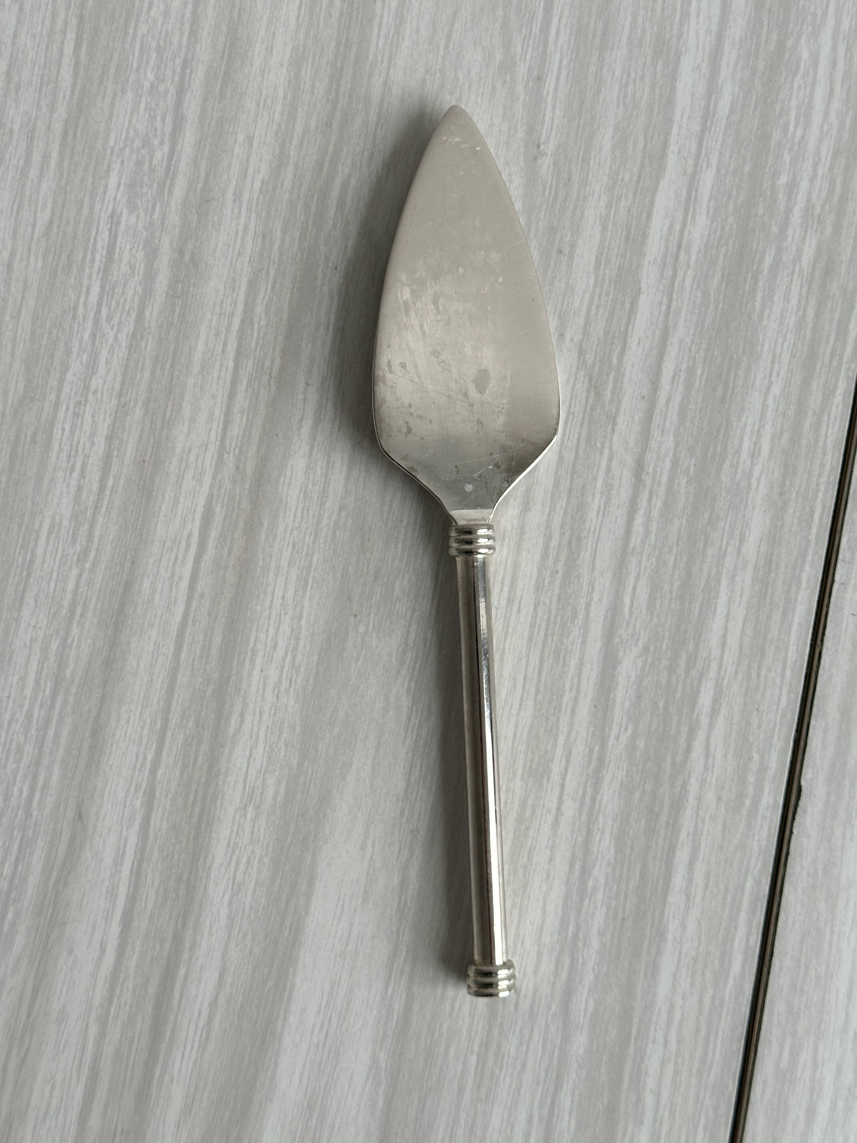 Set of 2 metal dessert cutlery.