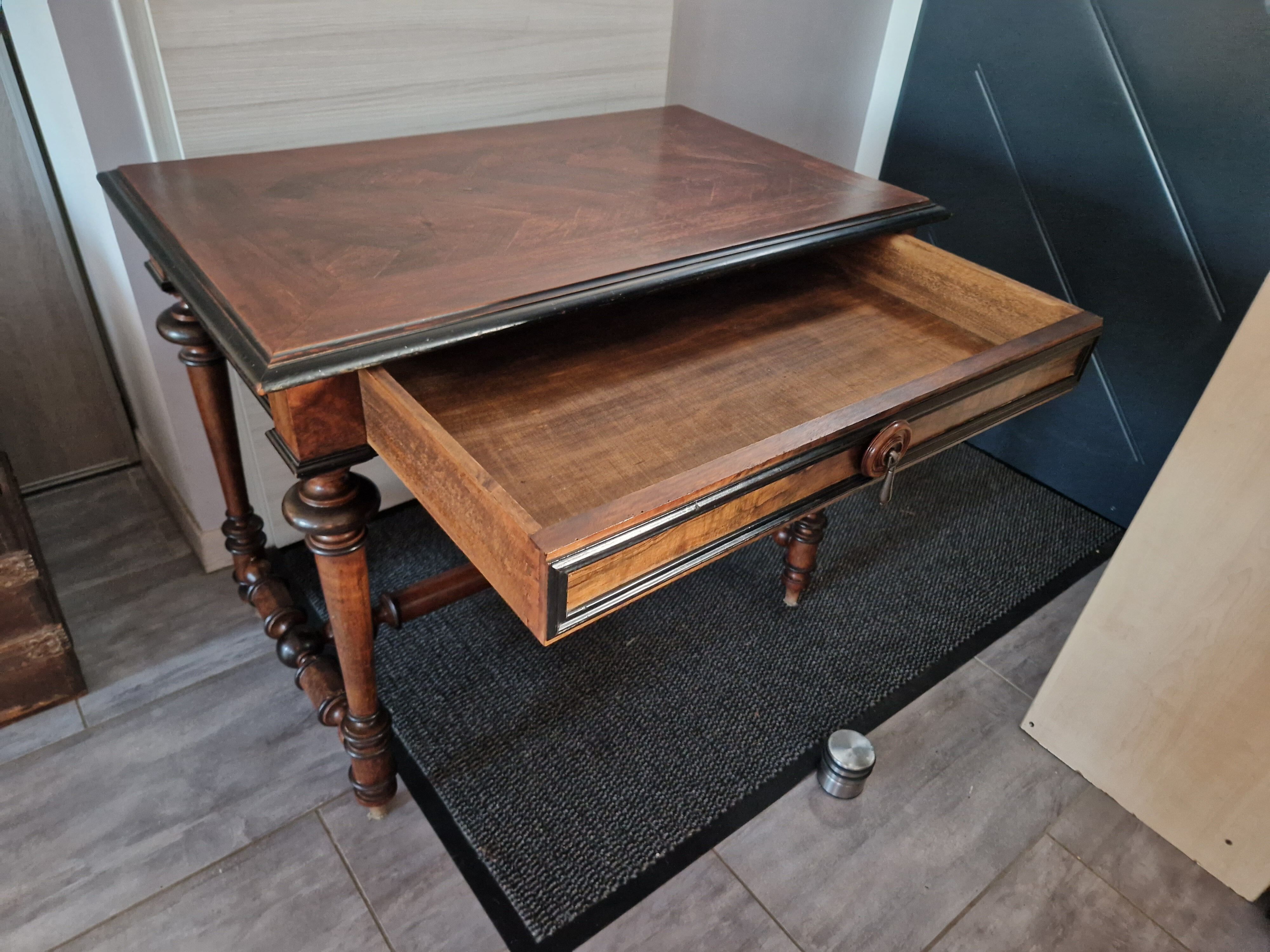 Napoleon nineteenth century desk in solid walnut and mahogany veneer