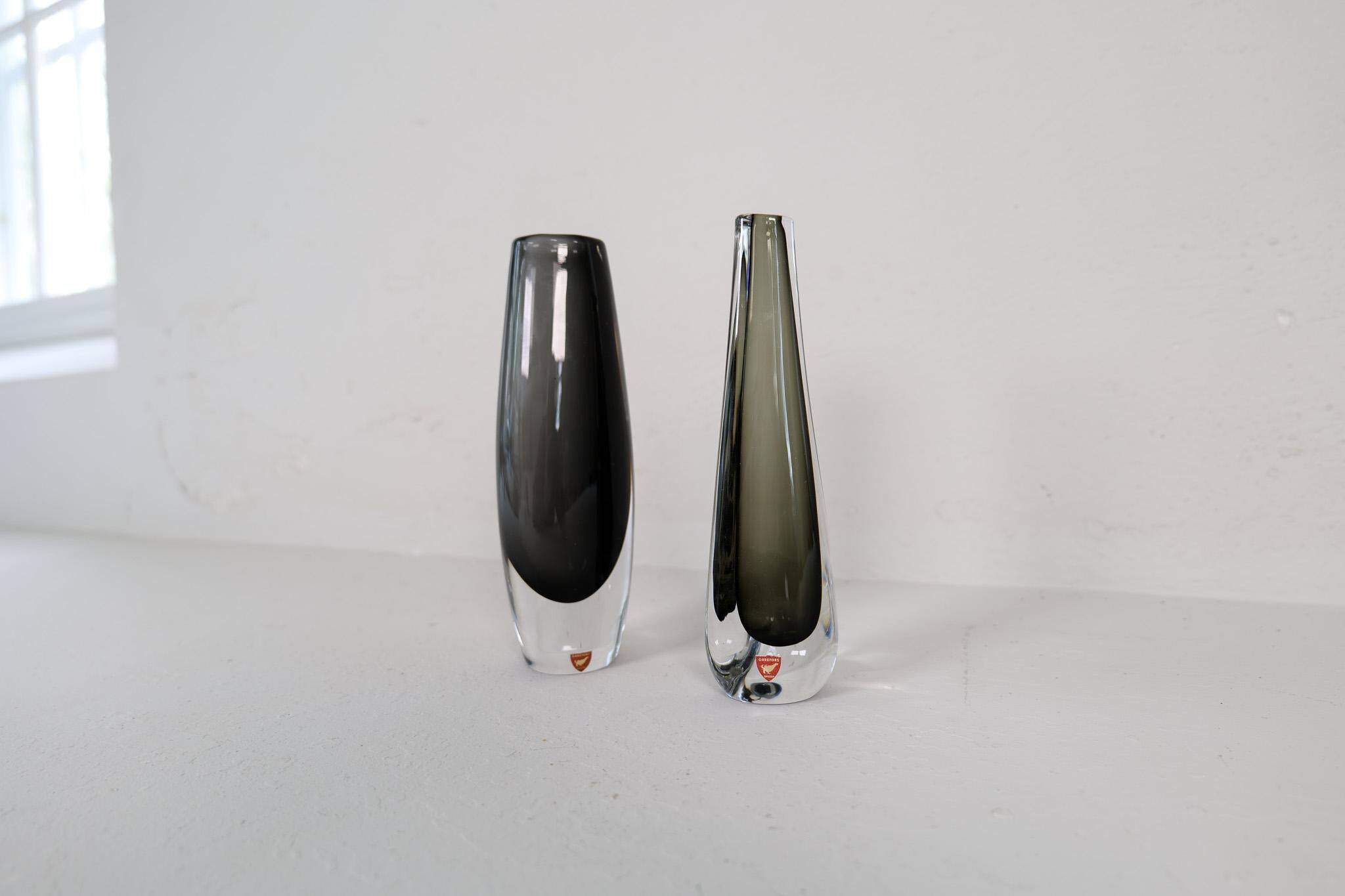 Set of 2 Mid-Century Modern vases by Nils Landberg, Orrefors, circa 1950, Sweden.